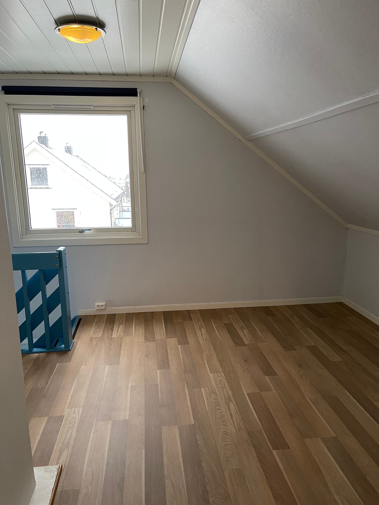 Soverom 2 m/ vindu og trapp ned til soverom 1 Galleribilde