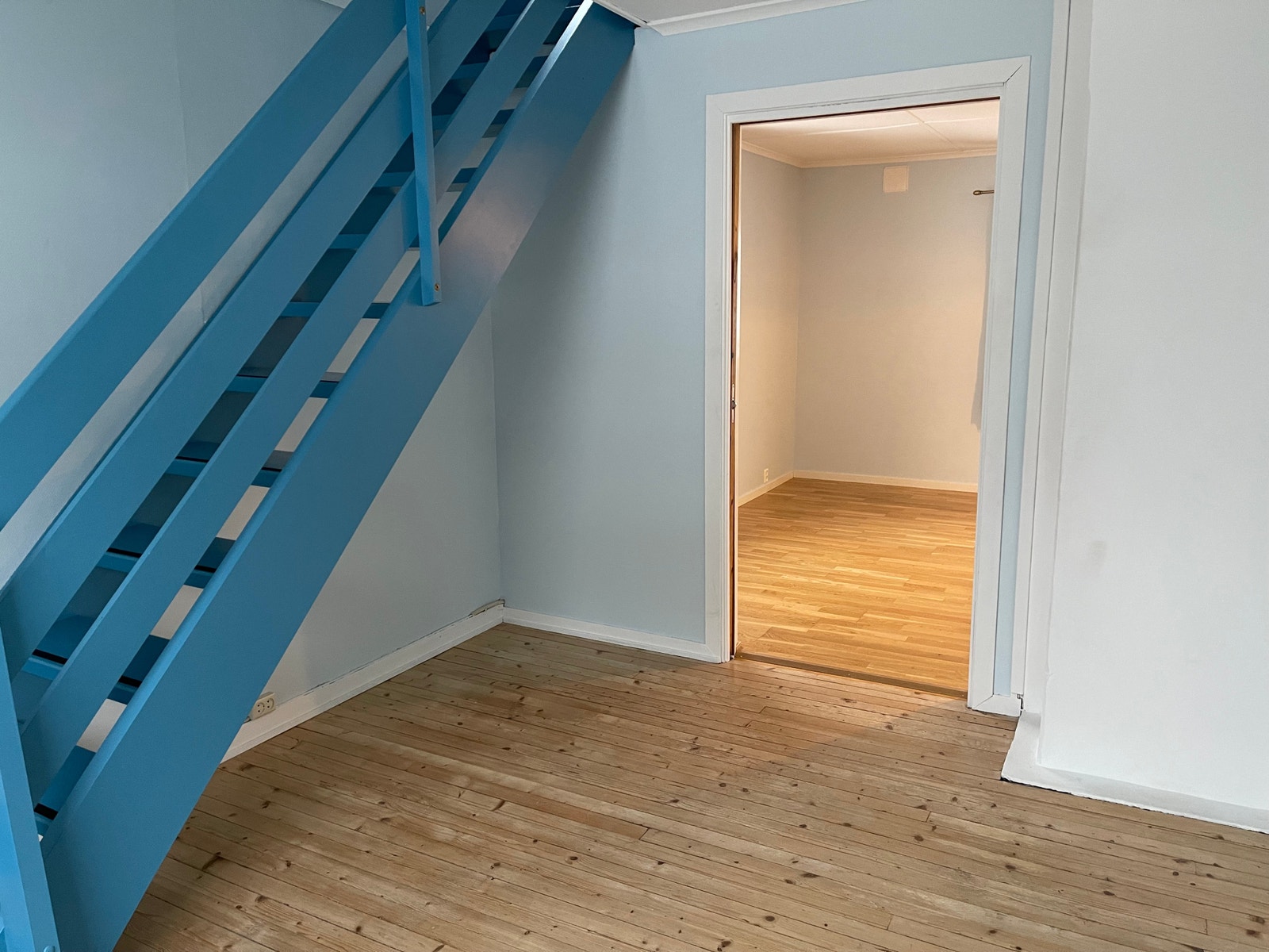 Soverom 1 m/dør til stue og trapp opp i 3. til soverom 2 Galleribilde