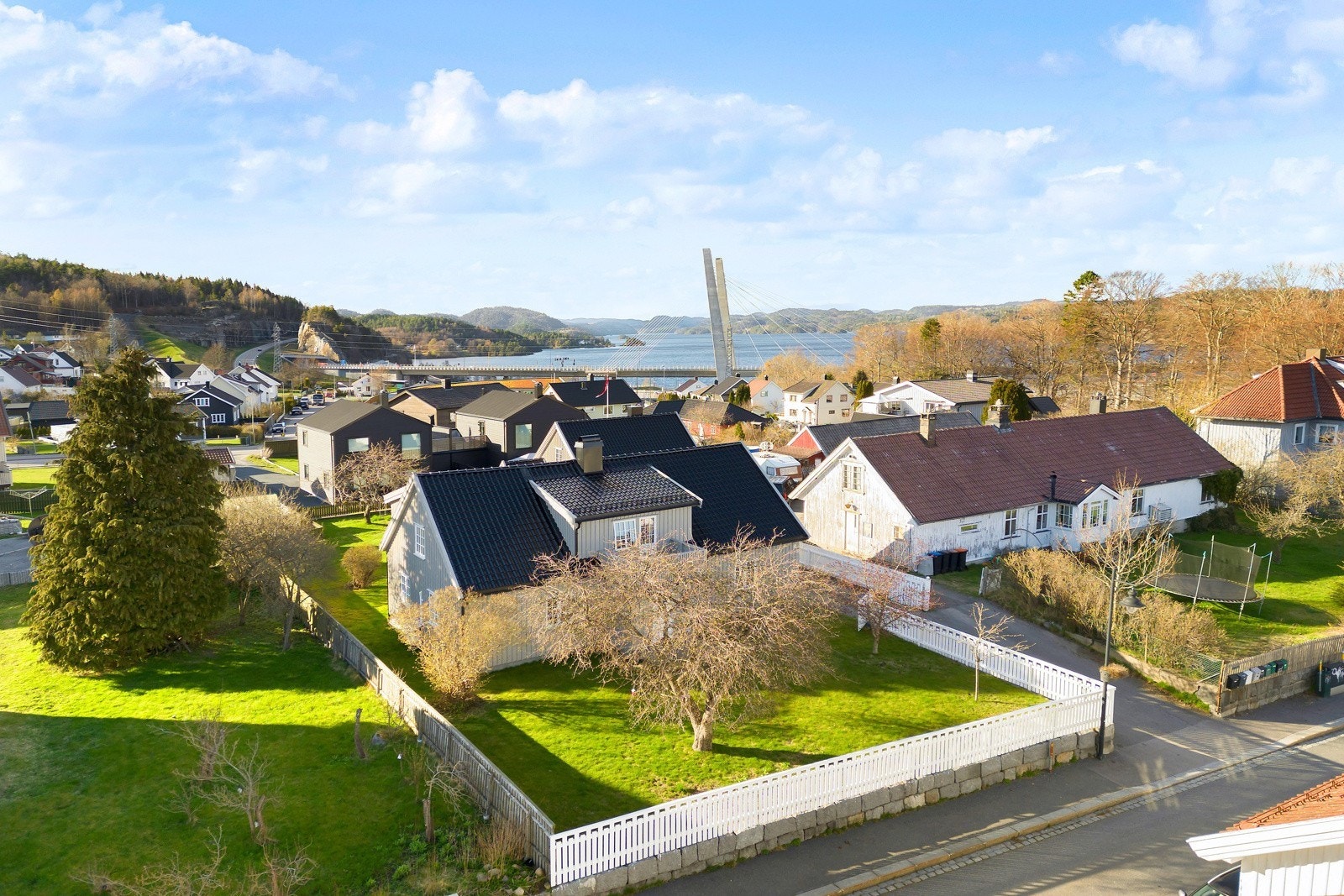 Huset ligger på toppen av idylliske Langestrand, her med Farrisvannet i bakgrunnen Galleribilde