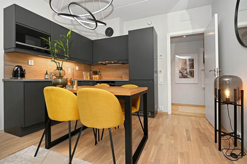 Moderne kjøkken med mye oppbevaringsplass Galleribilde