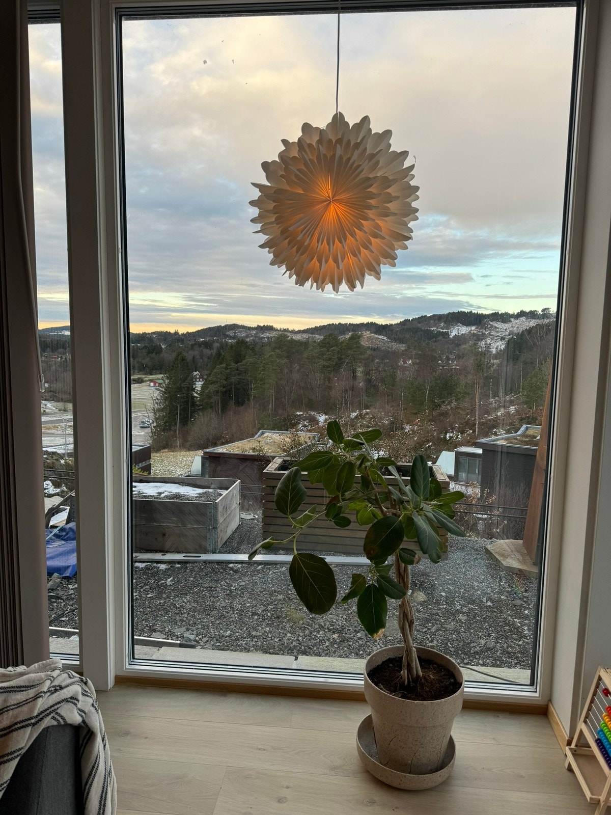 Lyst og trivelig med store vindusflater Galleribilde