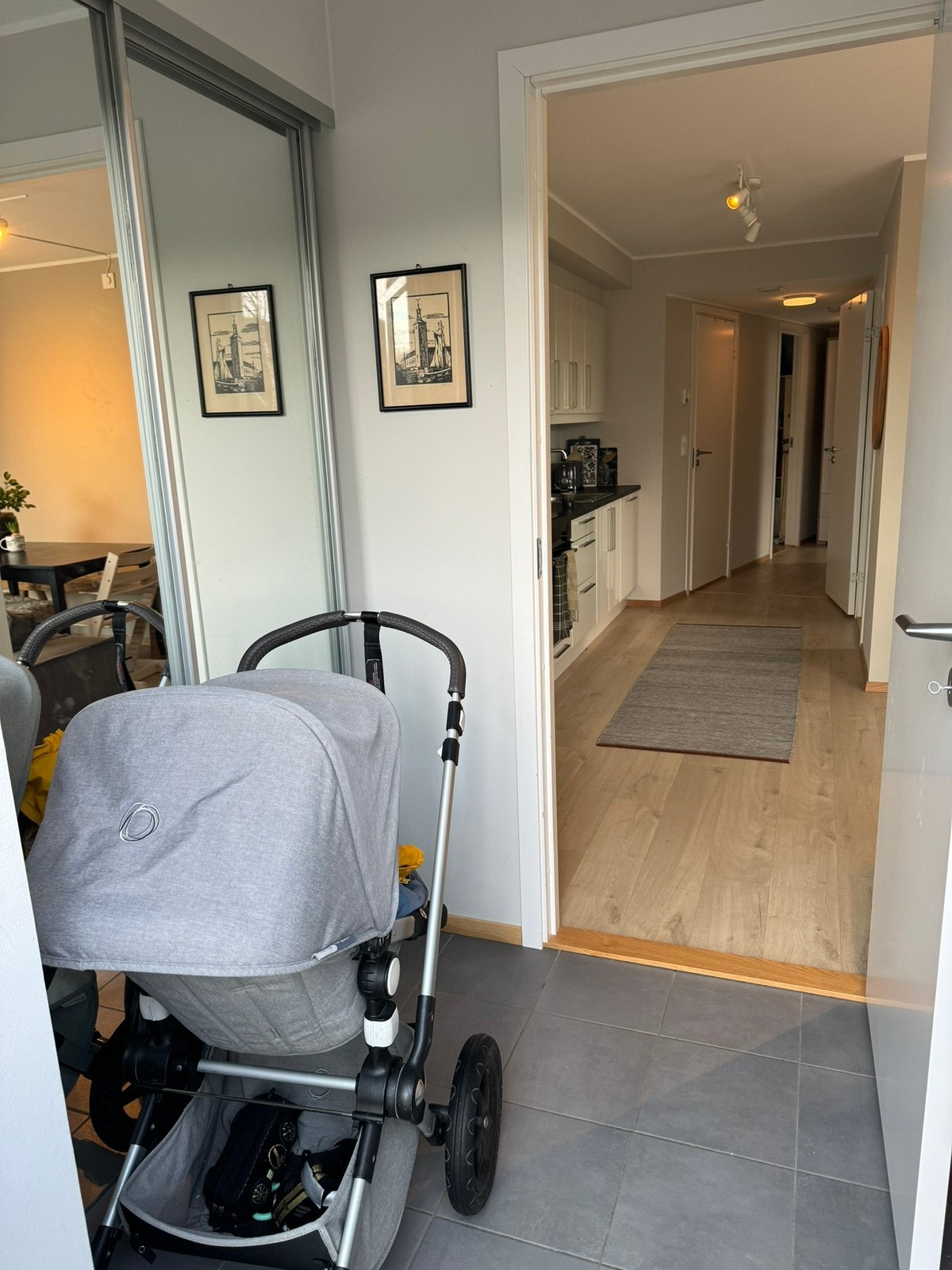 Entree med skyvedørsgarderobe Galleribilde