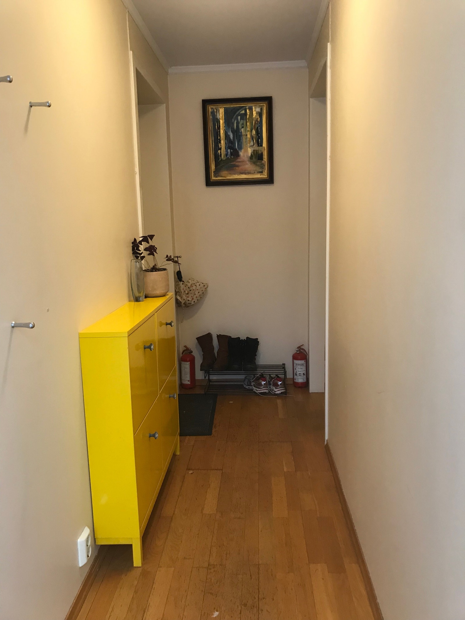 Entré, felles med naboleiligheten Galleribilde