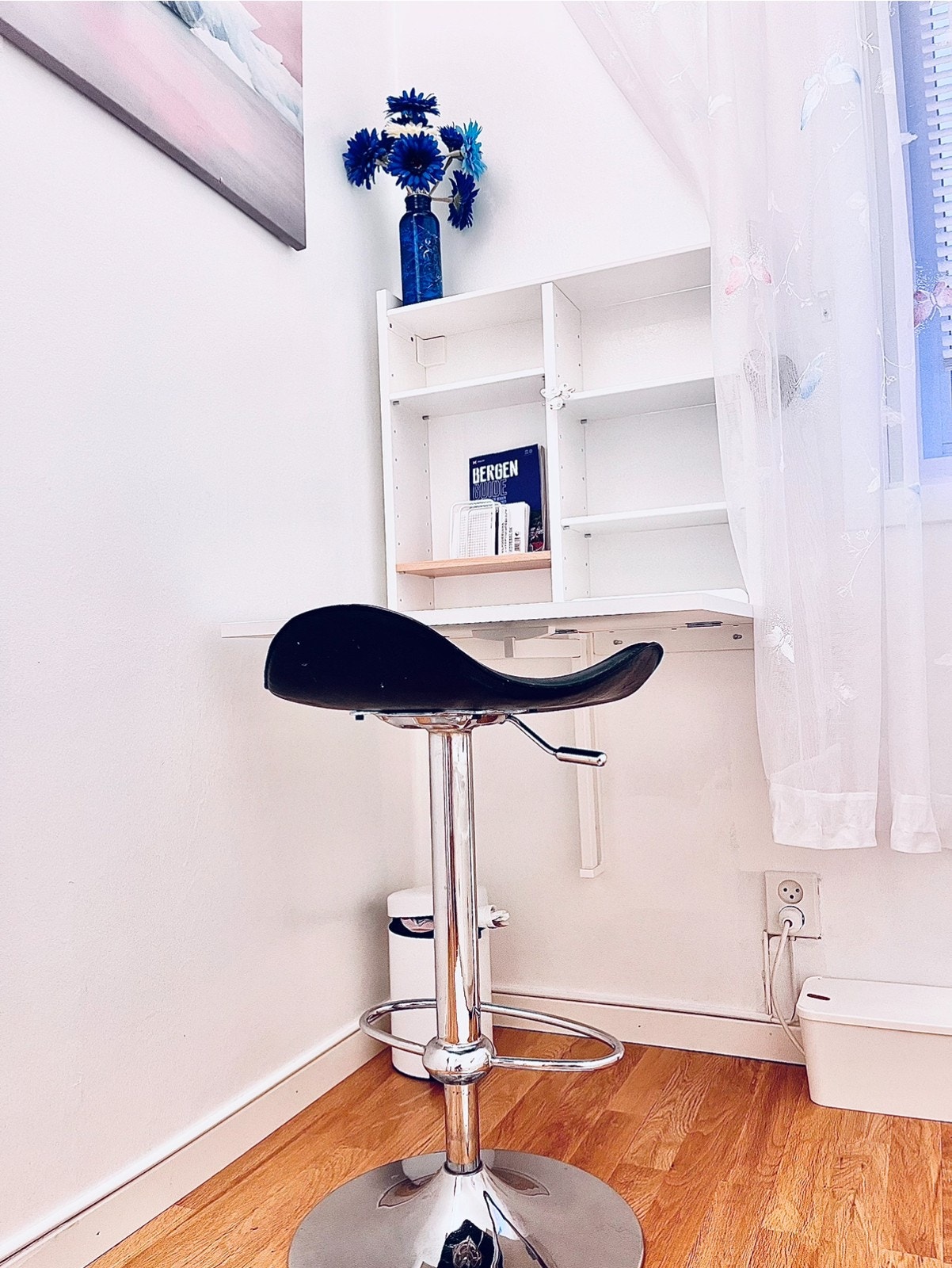 Rom 1, klaffebord med vegghylle Galleribilde