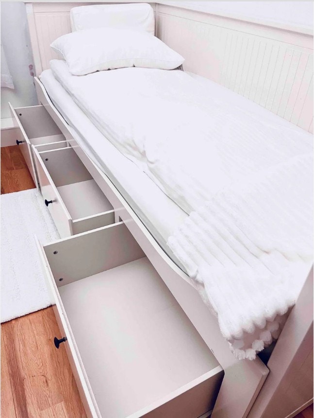 Rom 1, mye oppbevaringsplass i sengeskuff Galleribilde