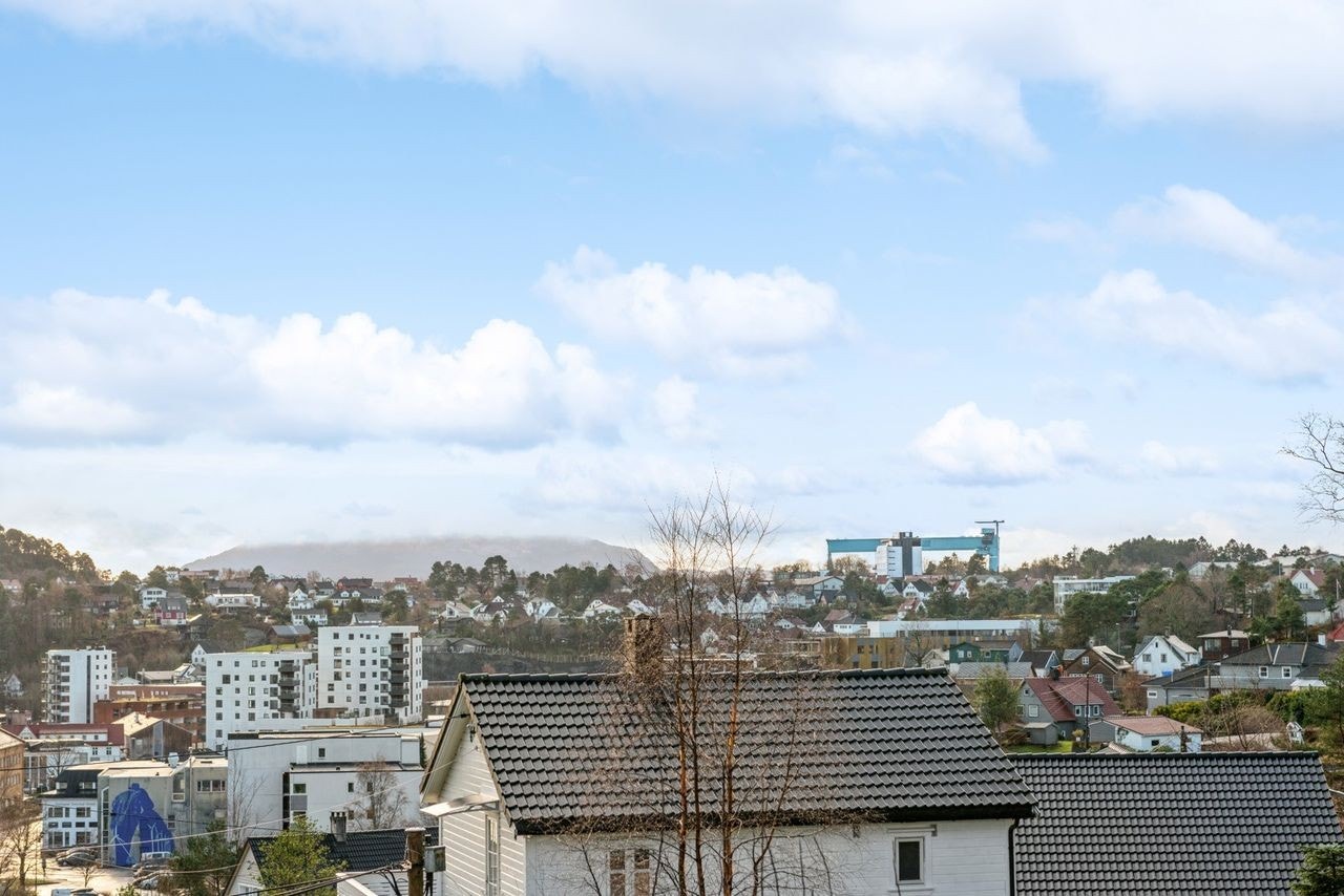 Utsikt mot Aker Solutions og bybildet i Leirvik Sentrum Galleribilde