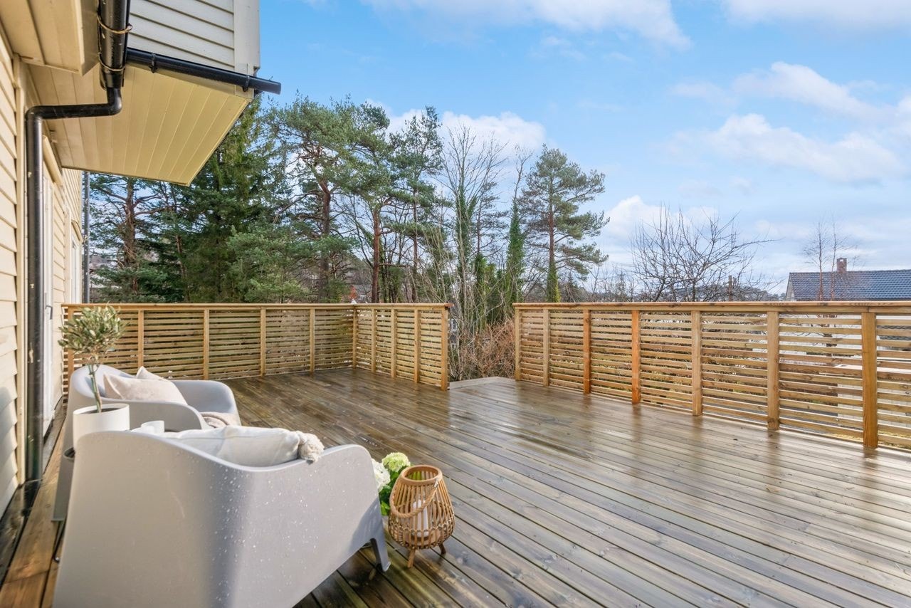 Stor terrasse med gode solforhold Galleribilde