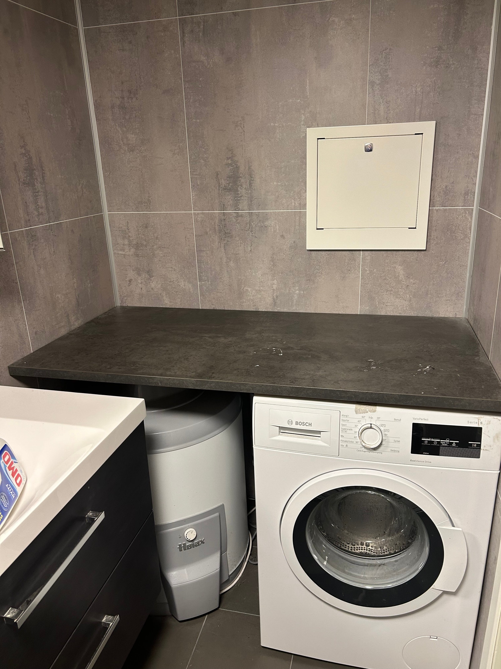 Vaskemaskin med tilgjengelig benkplass Galleribilde