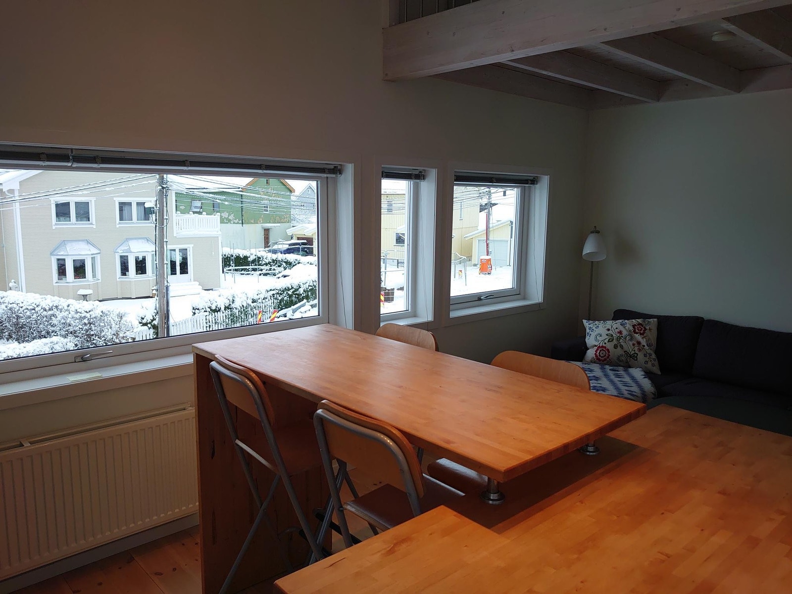 Allrom med spiseplass og sofa. Galleribilde