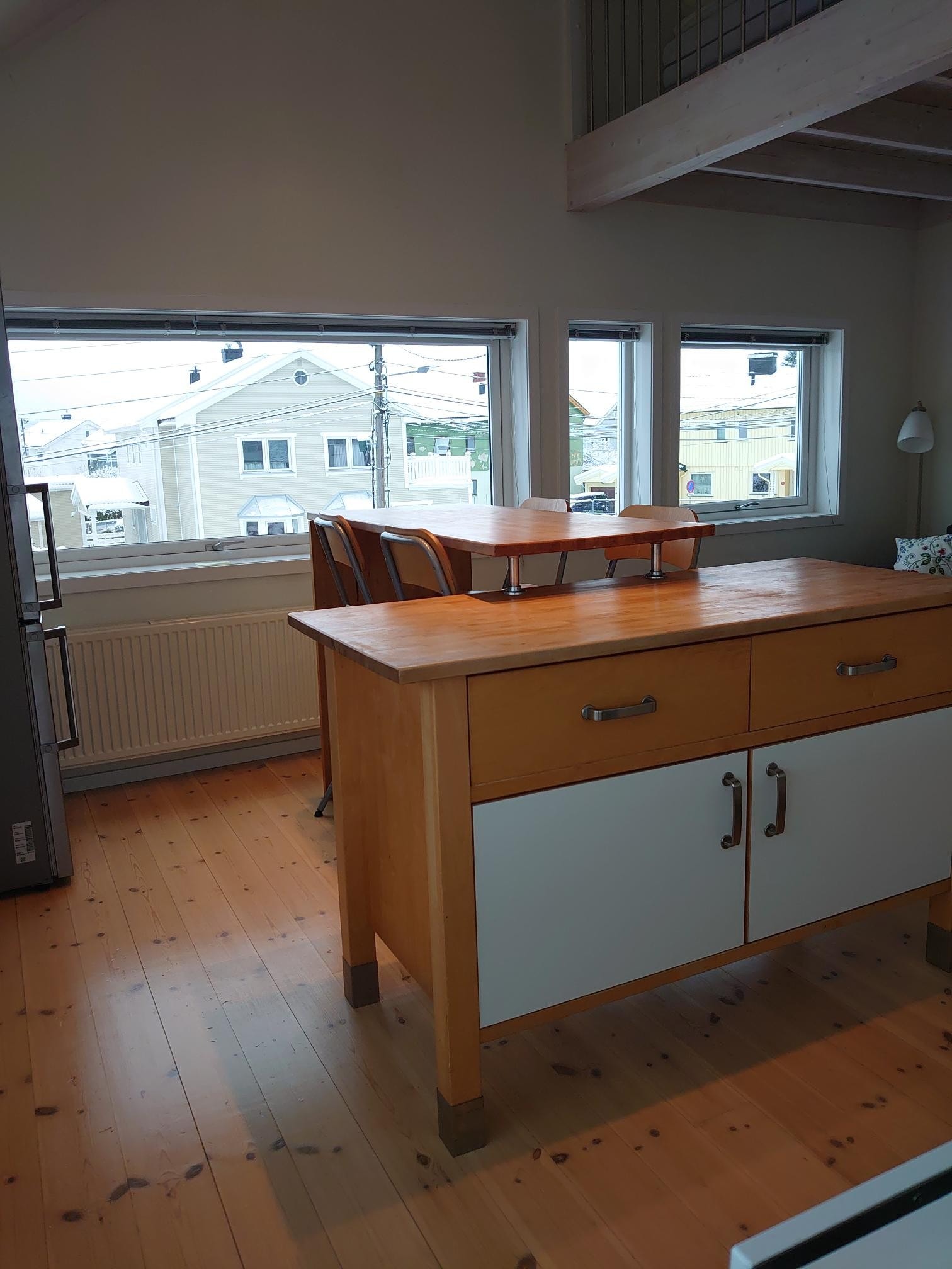 Kjøkken og spiseplass. Galleribilde