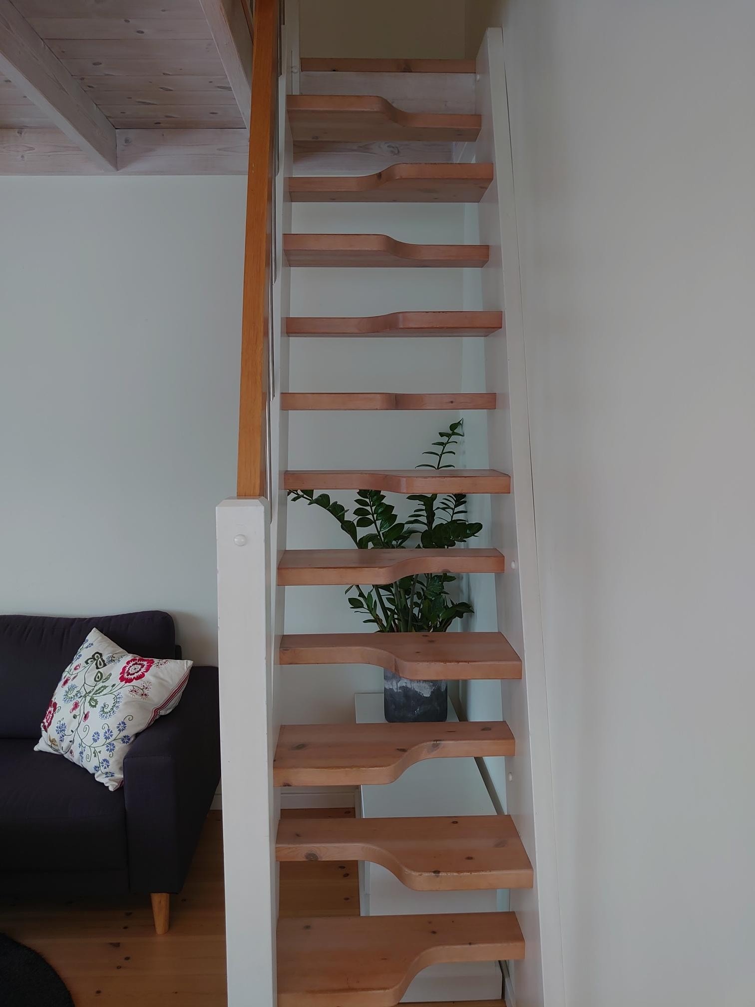 Trapp opp til hems og garderobe. Galleribilde