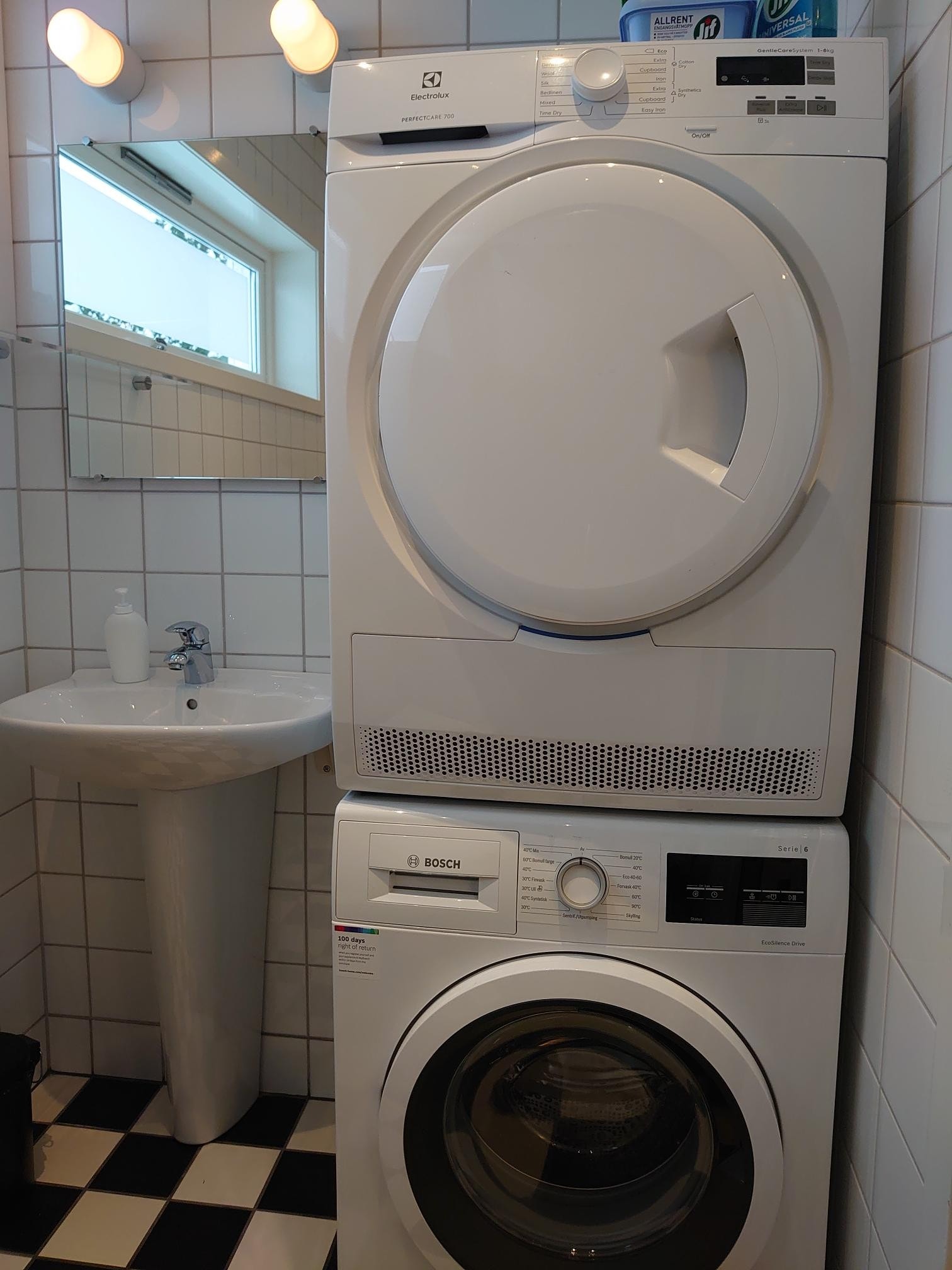 Vaskemaskin og tørketrommel på bad. Galleribilde