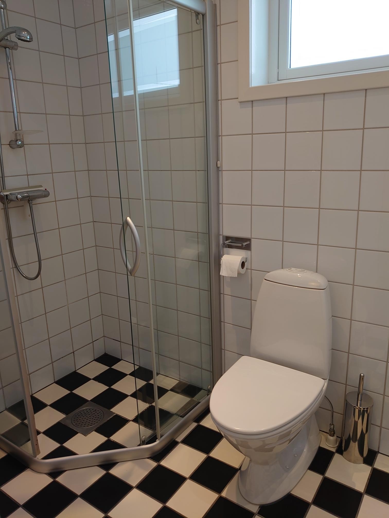 Bad med dusjhjørne. Galleribilde