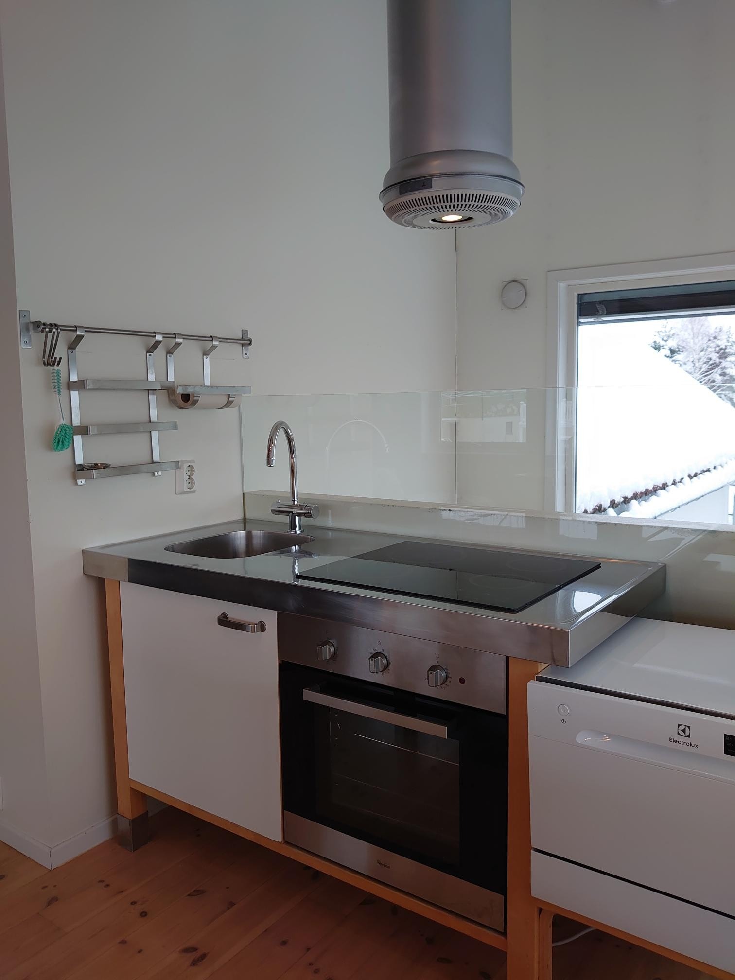 Kjøkken med stekeovn, steketopp, ventilator og oppvaskmaskin. Galleribilde