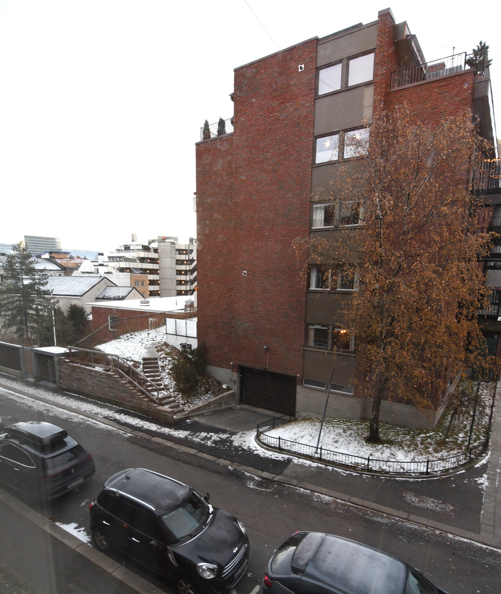 21-utsikt nordvestover fra soverom (trafikkrolig blindvei) Galleribilde