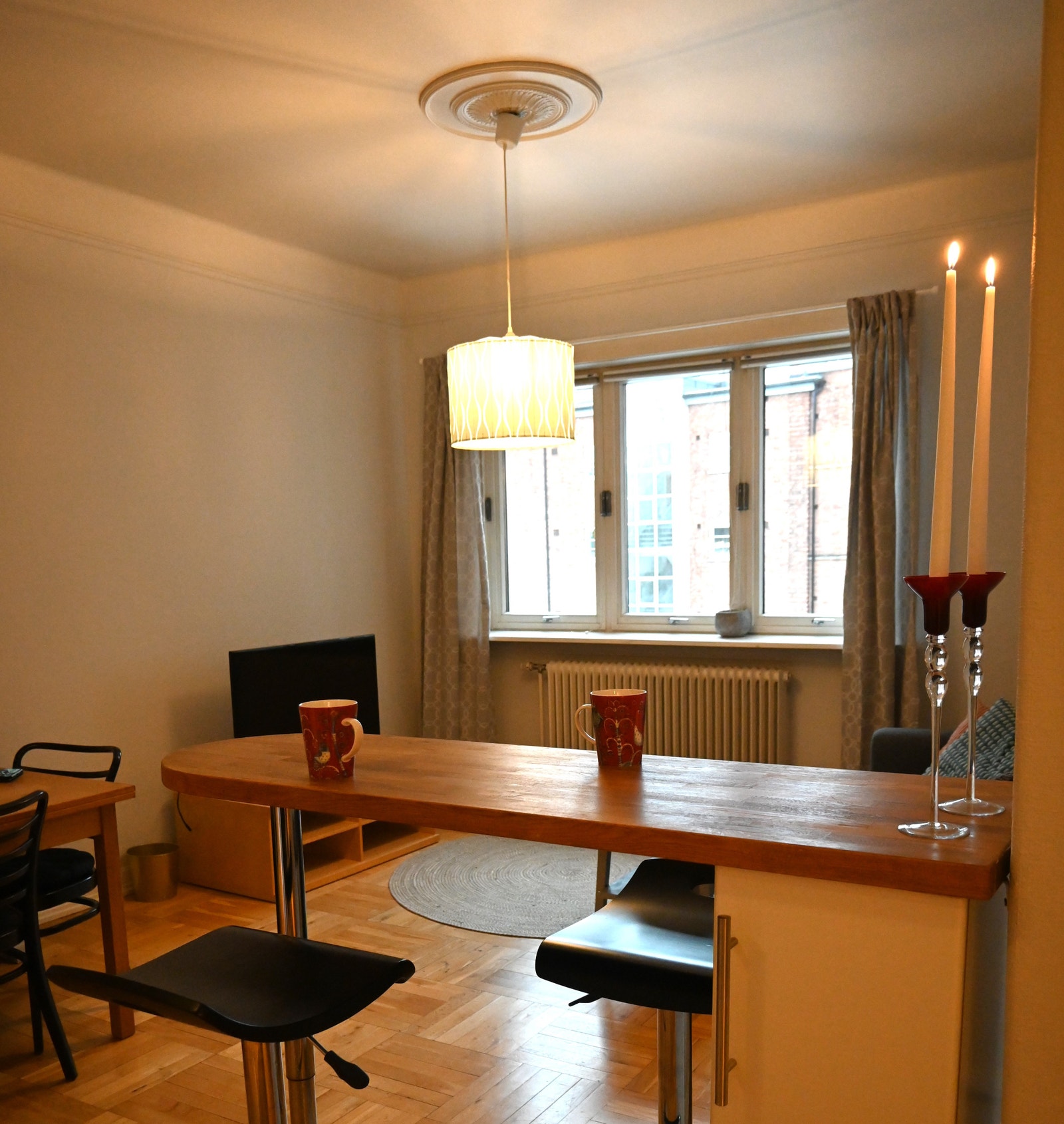 7-åpen stueløsning med barbenk som skiller kjøkkenet Galleribilde