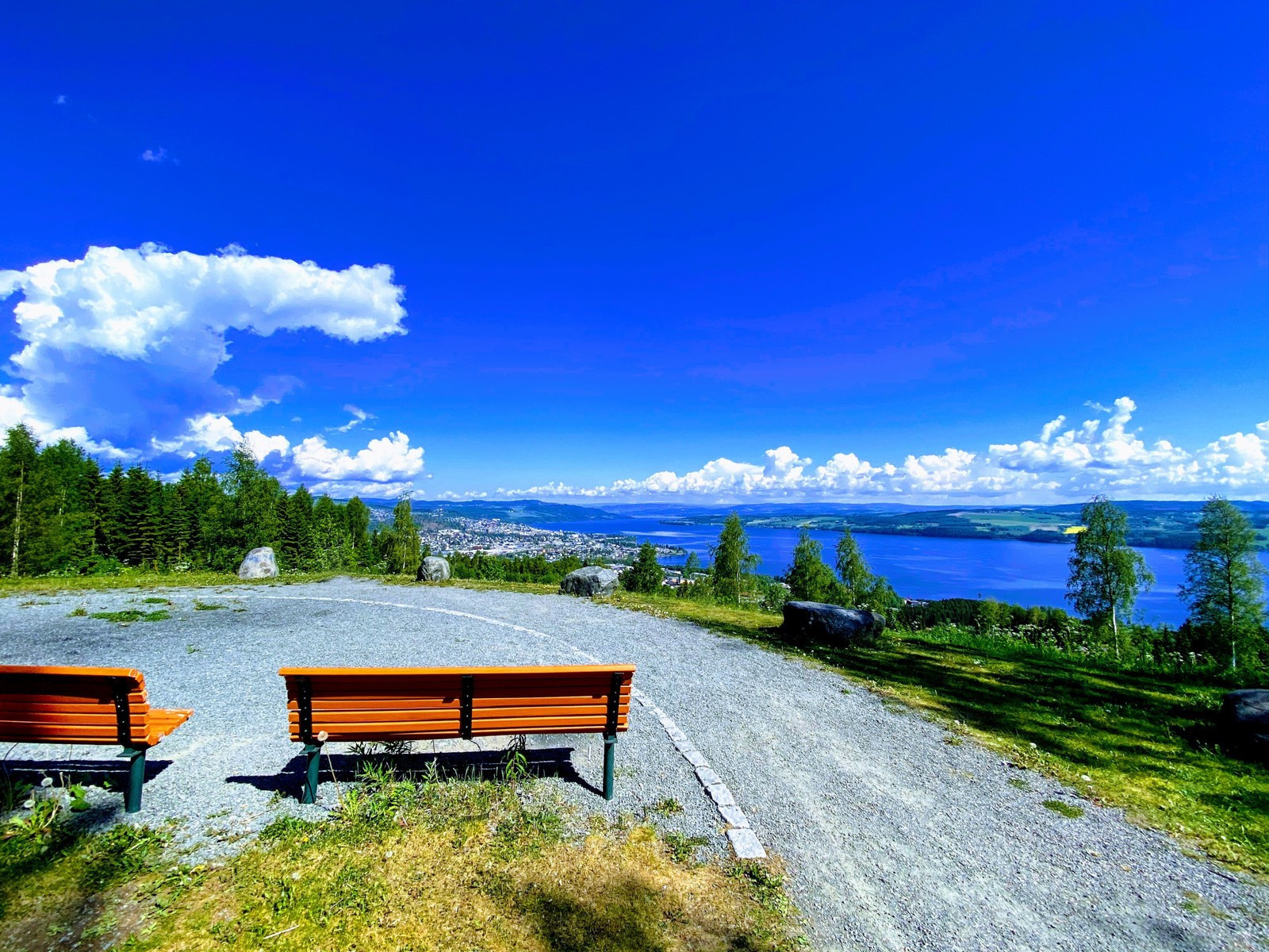 Den populære "Utsikten" i Gjøvik ligger rett nedi bakken fra Østby terrasse.