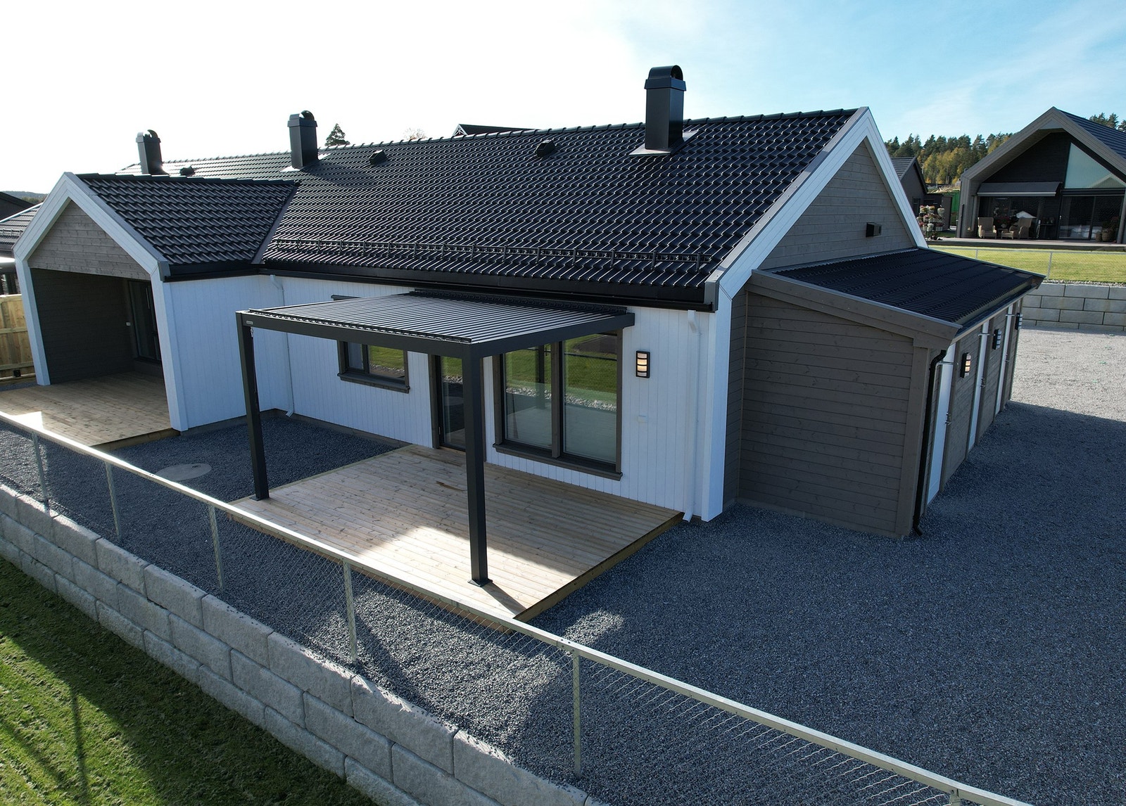 Bilde av tilsvarende bolig, avvik vil forekomme. Pergola følger ikke med i leveransen. Galleribilde