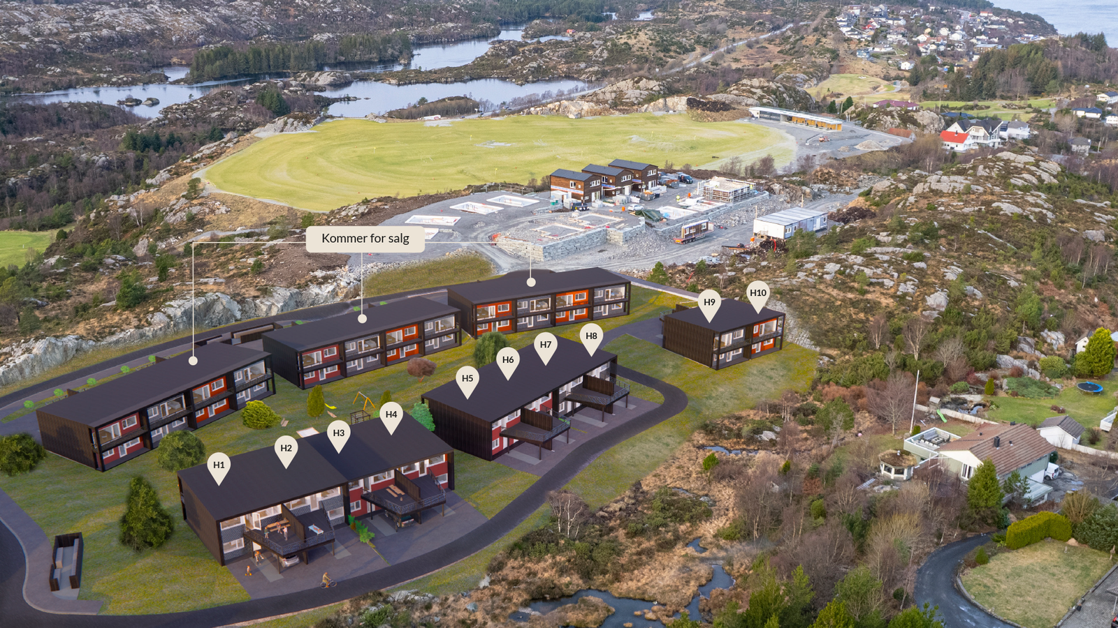 Bolig H2 ligger nummer to fra venstre i rekken. Boligfeltet ligger i et svært naturvennlig område med golfbanen som nærmeste nabo. Bildet er et illustrasjonsfoto og kan avvike fra endelig leveranse. Galleribilde