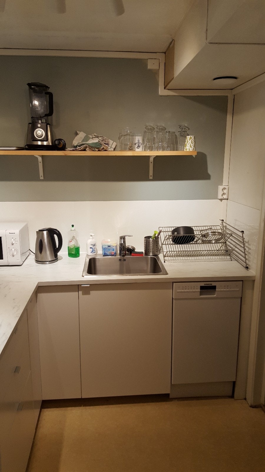 Kjøkken med blant annet oppvaskmaskin. Galleribilde