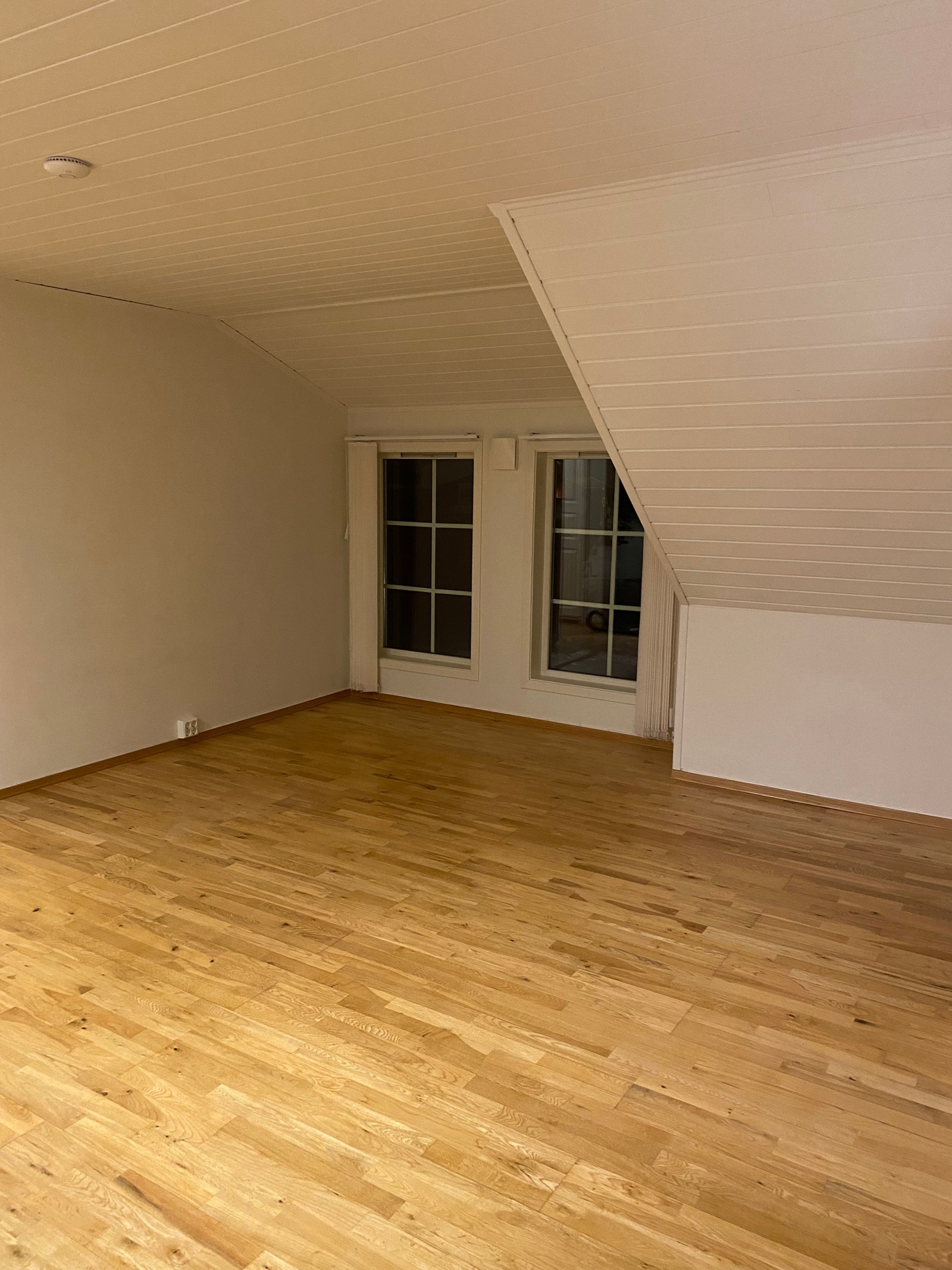 Stue/ oppholdsrom. Parkett på gulv. Galleribilde