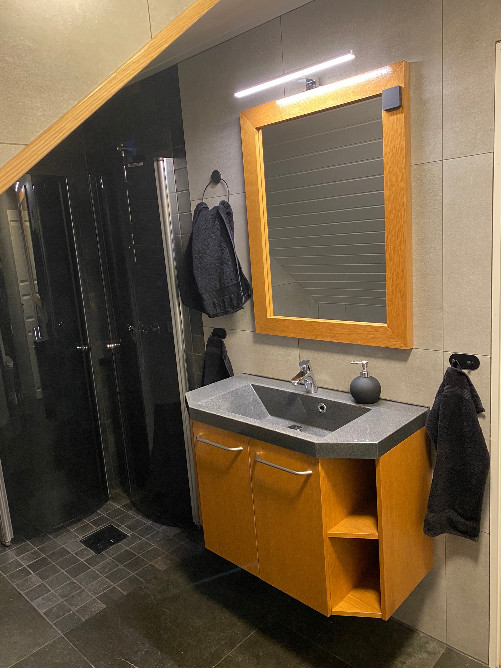 Romslig bad. Flislagt. Med dusj/dusjvegger og baderomsinnredning i eik. Galleribilde