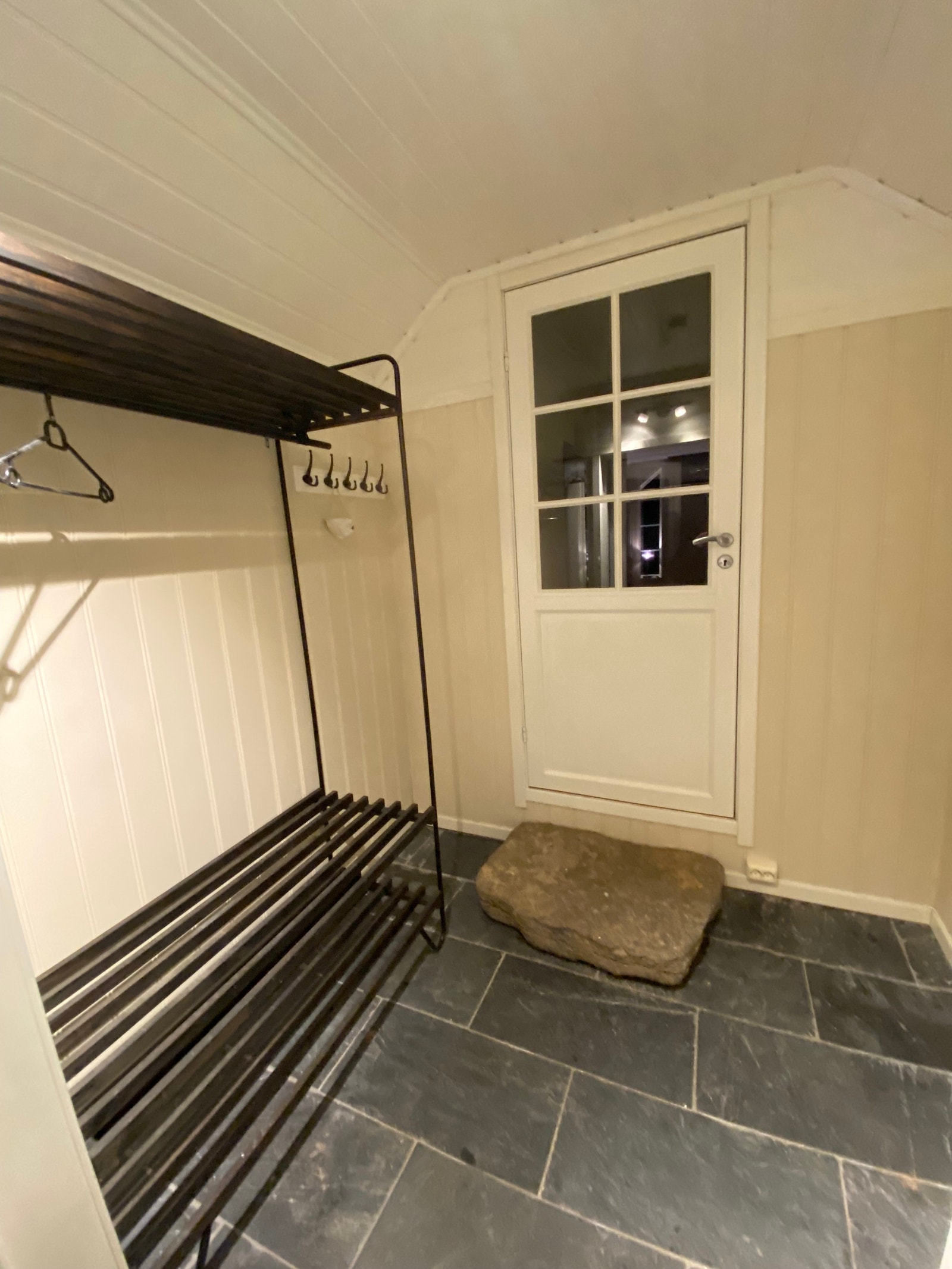 Entre’ med garderobe-løsning, og varmekabler i gulv Galleribilde