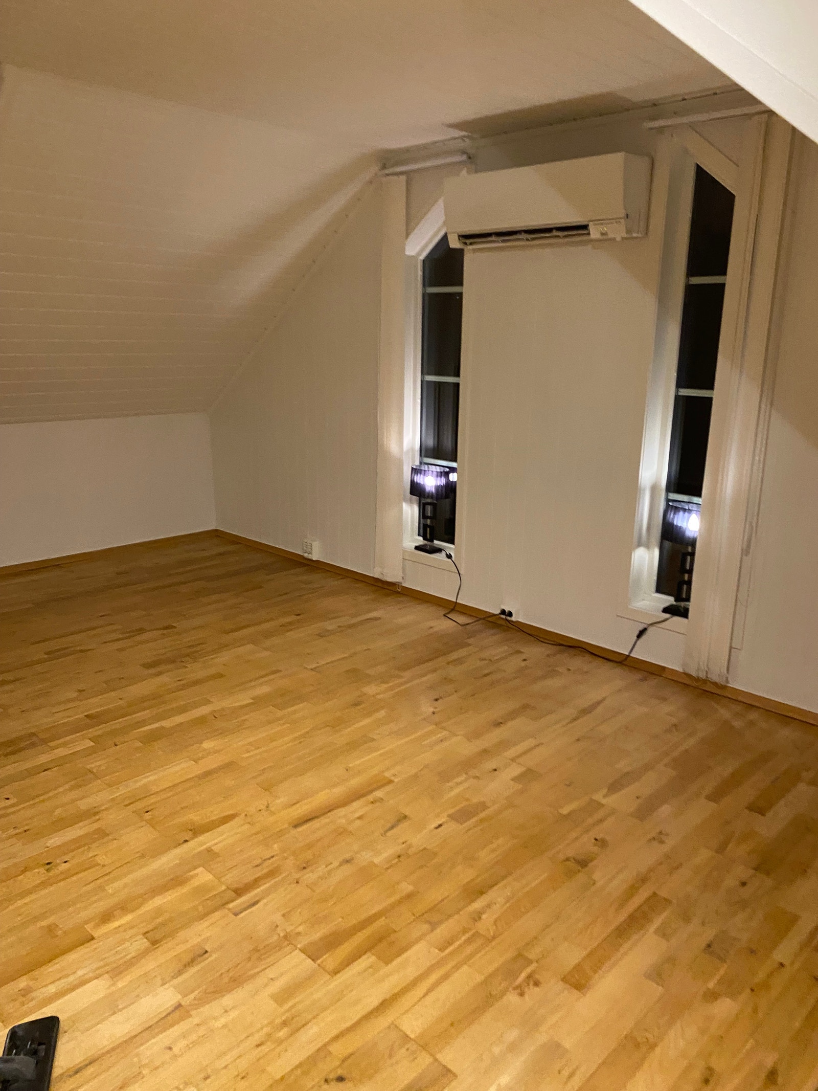 Stue/ oppholdsrom. Parkett på gulv. Varmepumpe. Galleribilde