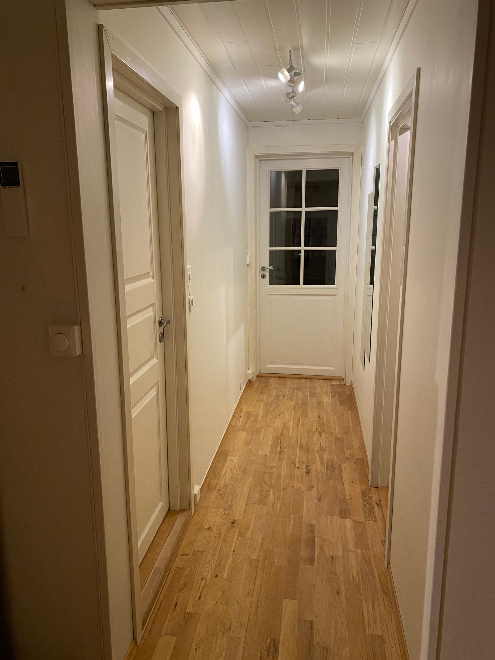 Gang fra entreen inn mot stue. Parkett på gulv. Galleribilde