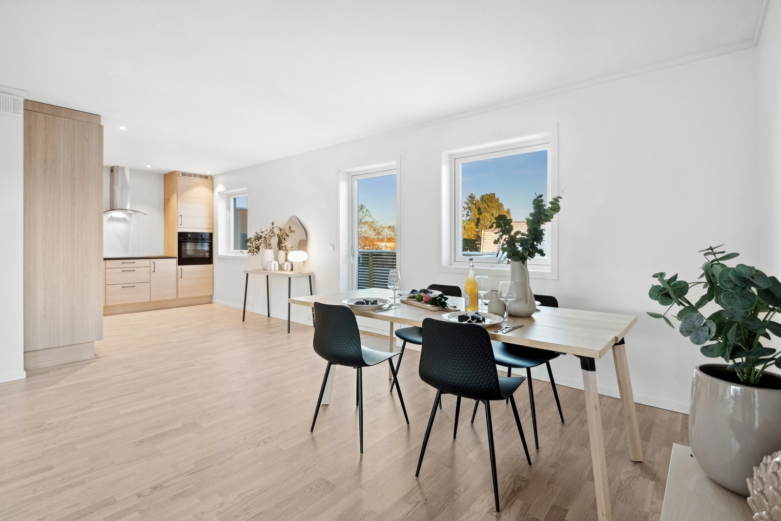 Halvpart av tomannsbolig sentralt beliggende på Ulve. Carport | 4 soverom | 2 stuer | Walk in garderobe | Skjermet hage Galleribilde