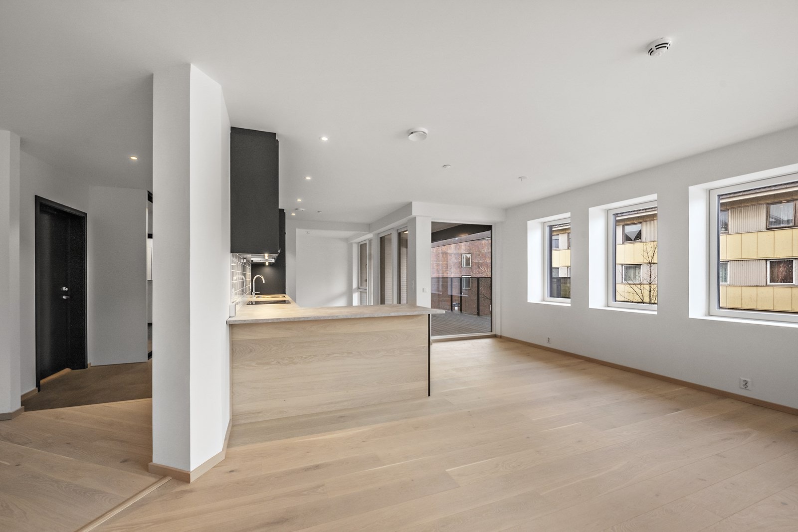 Leilighetene har et moderne uttrykk med robuste og tidløse overflater som står i stil med byggets utseende. Galleribilde