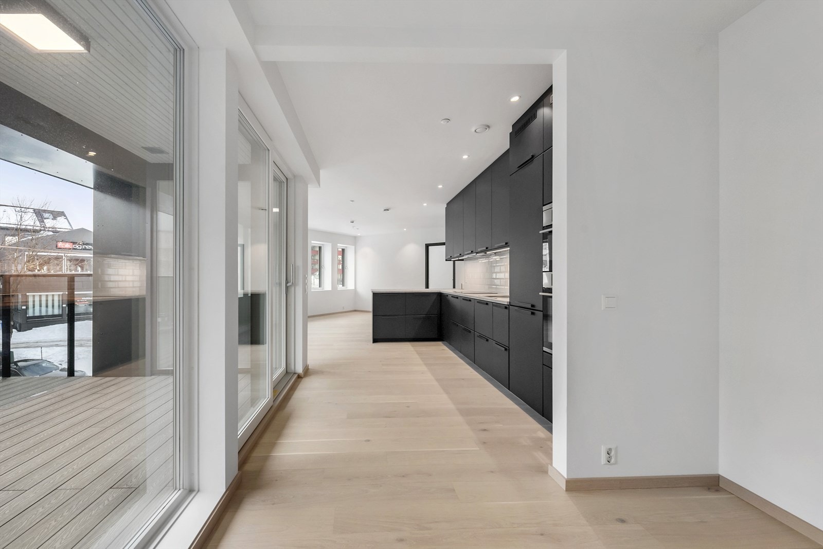 På rom innenfor kjøkken kan man sette opp vegg dersom man trenger et ekstra soverom- eller kanskje rommet passer bedre for deg som en ekstra stue eller spiseplass? Galleribilde