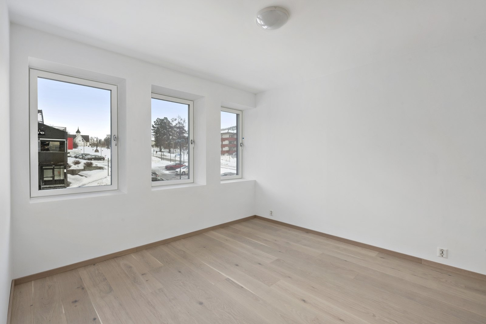 Fra hovedsoverom har man luftig utsyn opp mot Mo Kirke. På motsatt vegg for vindu er plassbygde garderobeskap. Galleribilde