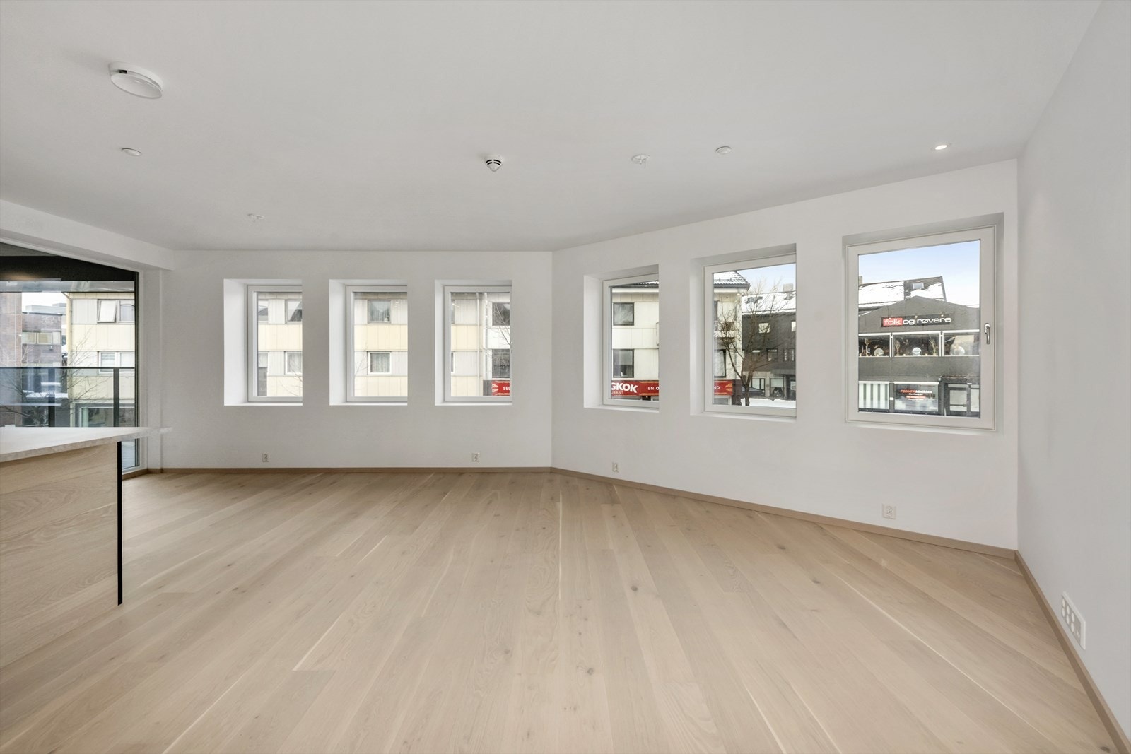 Alle rom i leilighetene har en takhøyde på ca 2,5 meter, foruten bad som er 2,4 m. Galleribilde