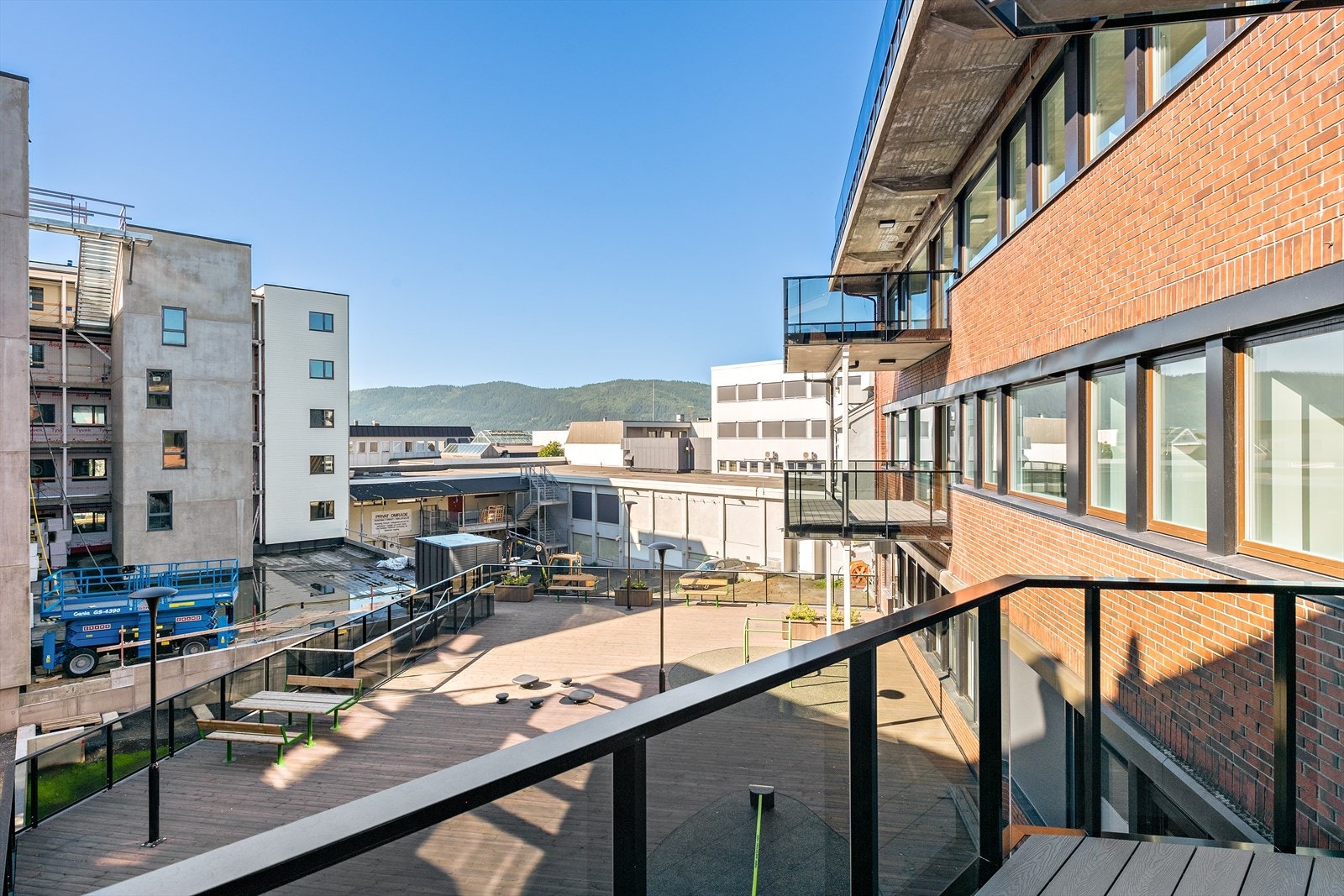 Balkongen mot Nordahl Griegs gate er på 16 m2, og denne i front på ca. 10 m2. (Eldre bilde, bygget i forkant er ferdigstilt). Galleribilde