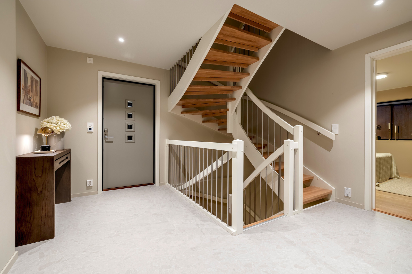 1. Etasje med romslig hall og nydelig trapp med eiketrinn med hvite vanger og stålspiler