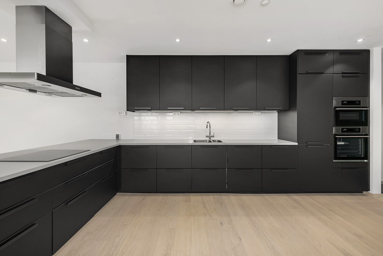 Kjøkken, stue og bad med LED downlights styrt over dimmer. I tillegg er det DCL uttak i kjøkken/stue for montering av belysning etter eget ønske og stil. Galleribilde