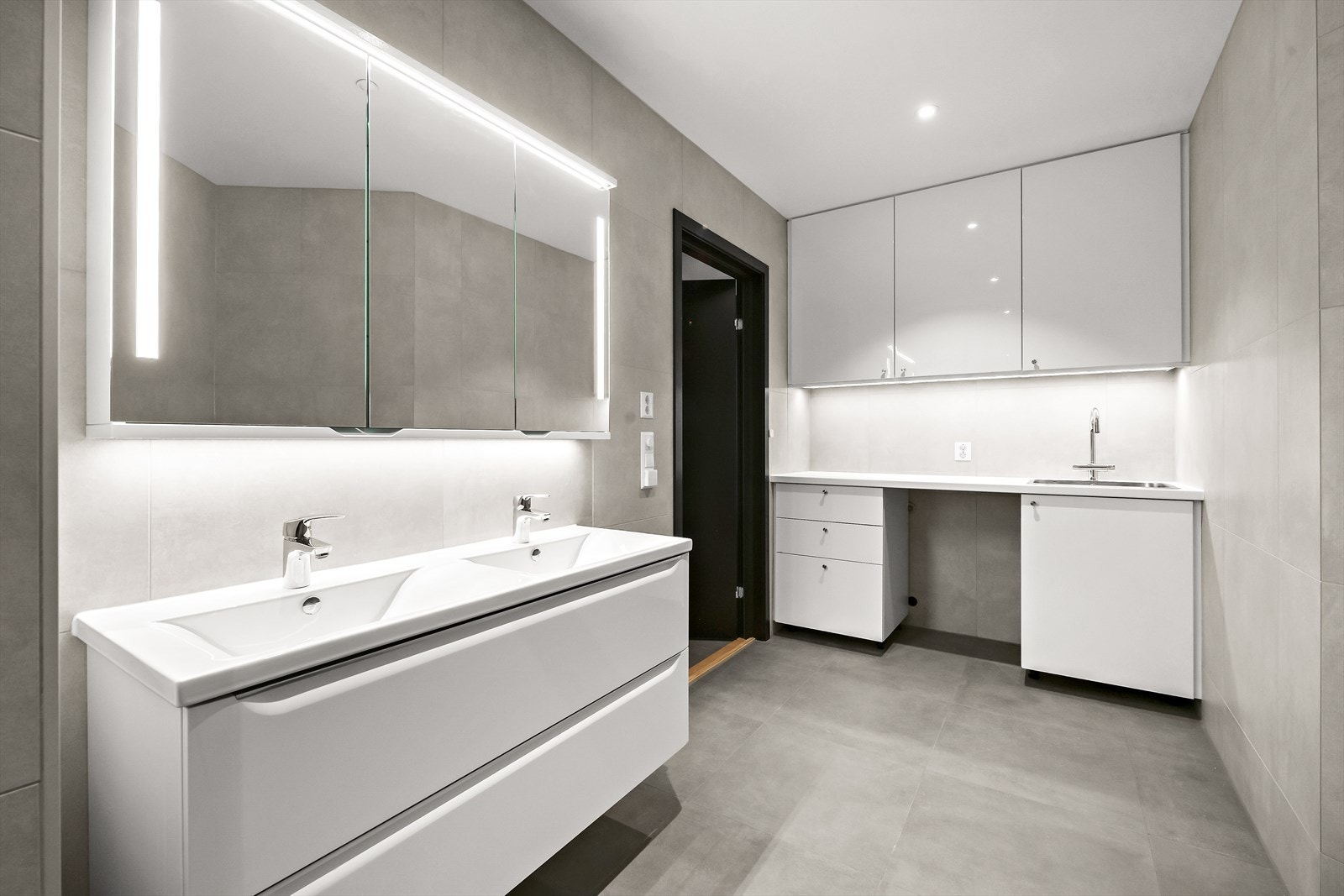 Egen vegg med vaskeromsinnredning og opplegg for vaskemaskin. Galleribilde