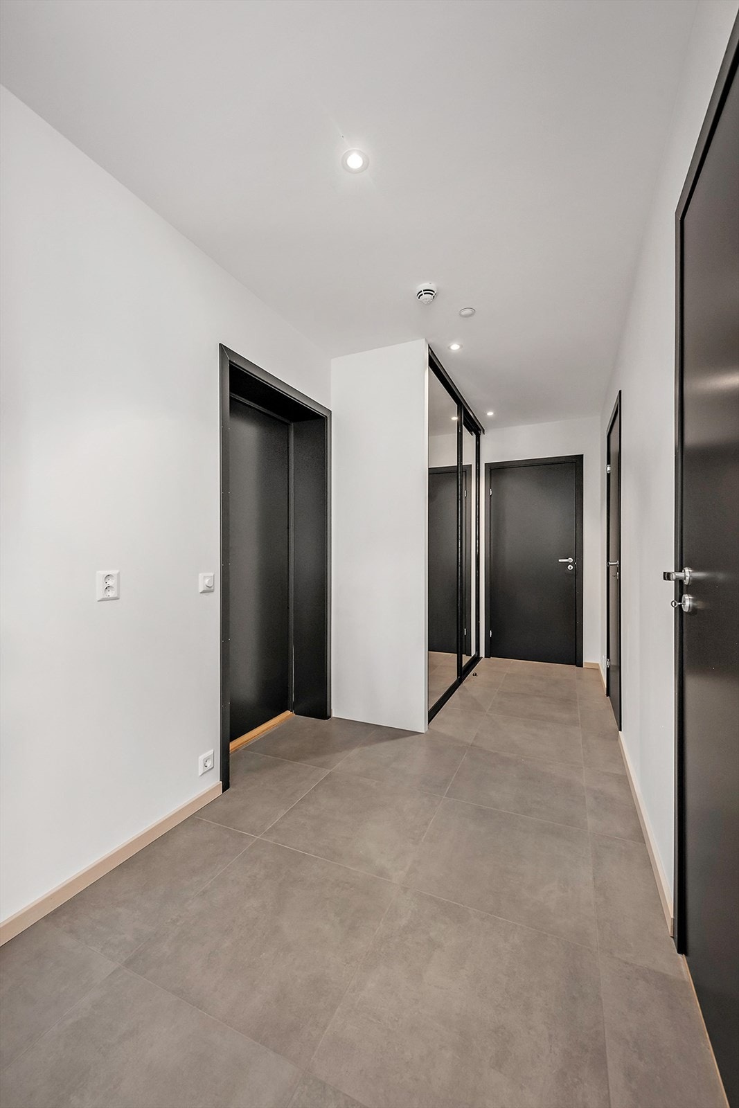 Innbydende entré med skyvedørsgarderobe. Det er gulvvarme i alle rom i leiligheten. Galleribilde