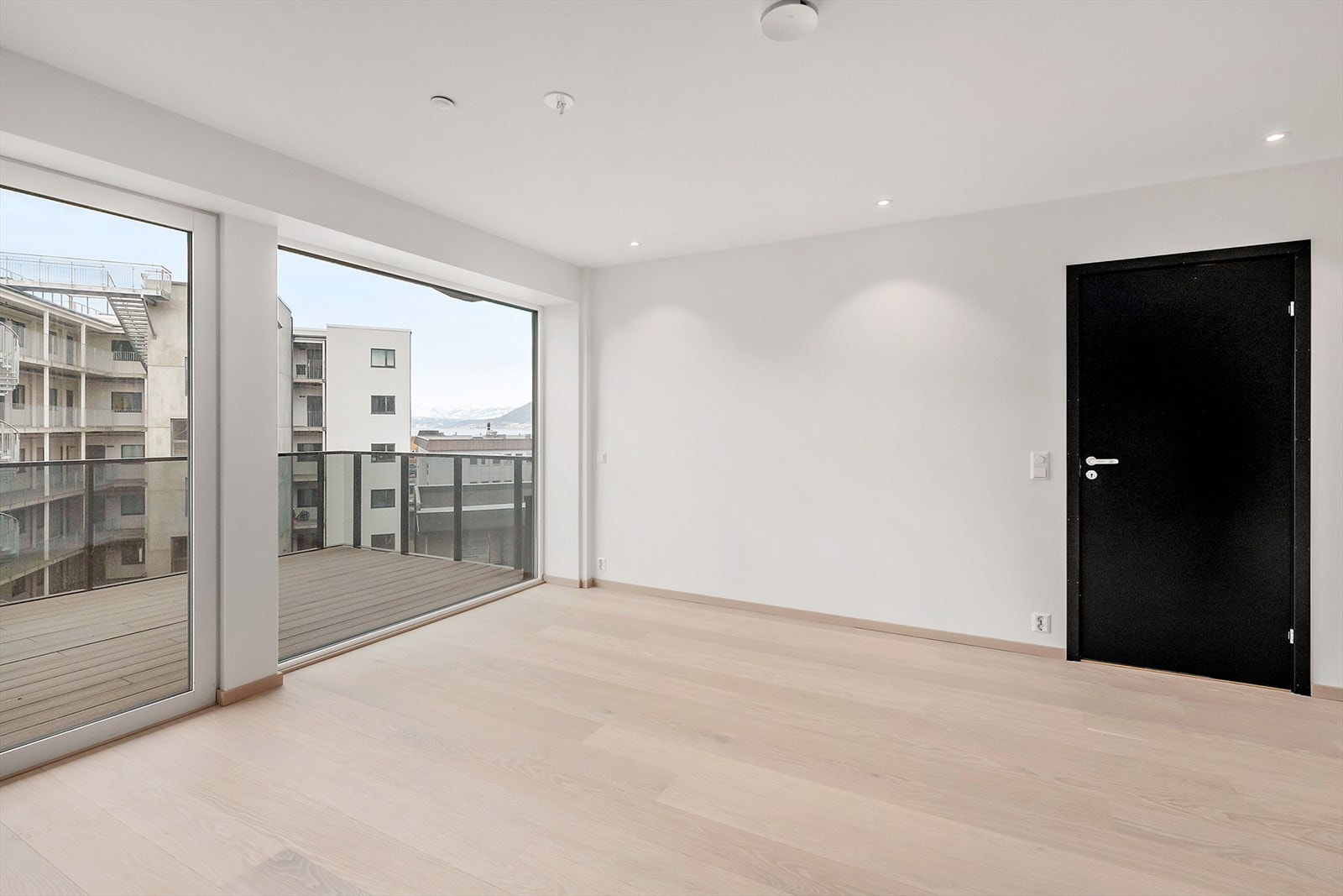 Alle rom i leilighetene har en takhøyde på ca 2,5 meter, foruten bad som er 2,4 m. Galleribilde