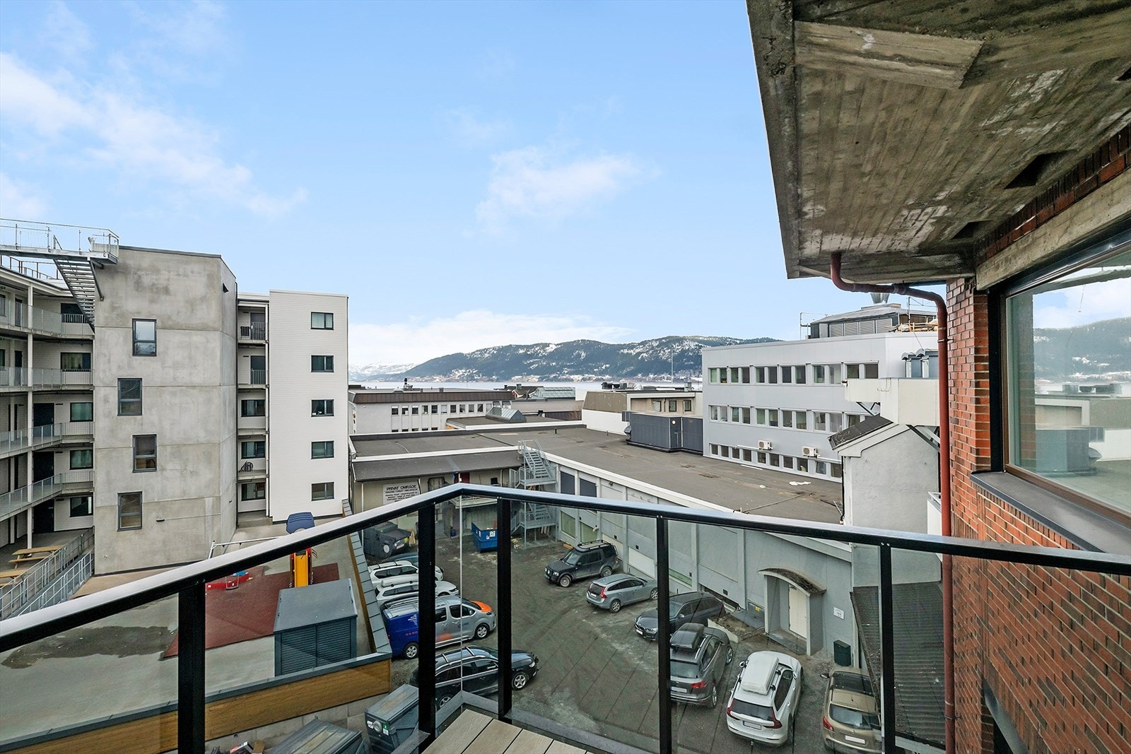 Fra stue er det skyvedør ut til balkong på ca. 15 m2. Galleribilde