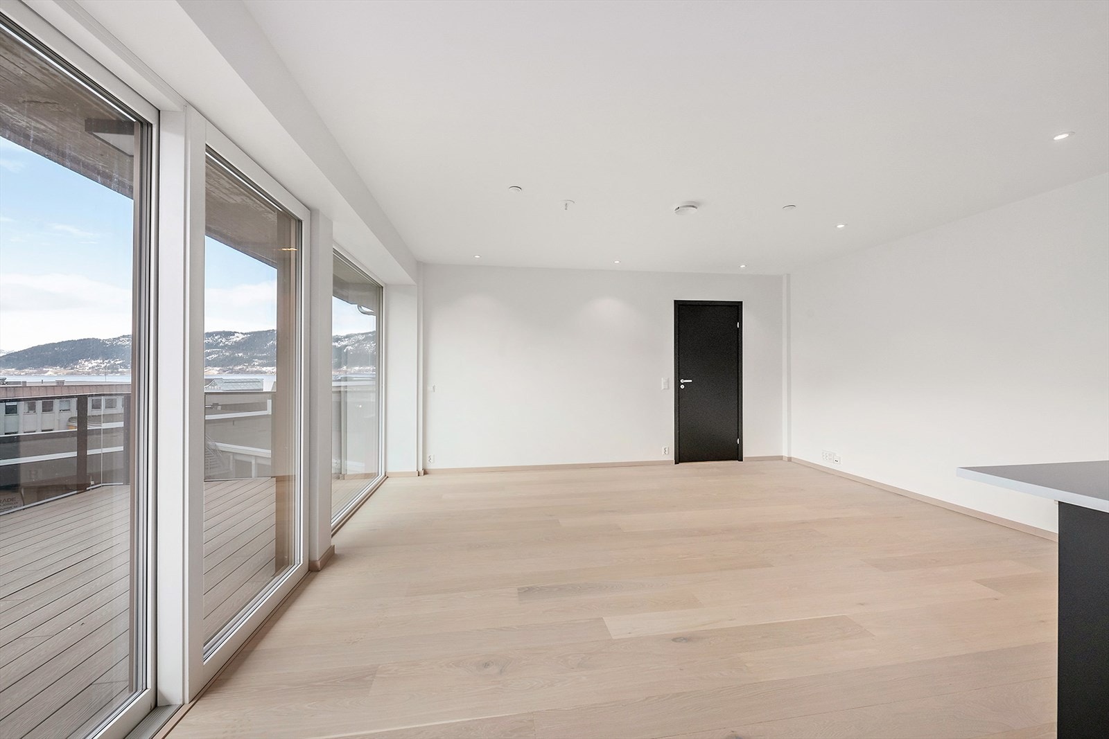 Det er fin utsikt og solgang - fra stuen er det skyvedør ut til balkong på ca. 15 m2. Galleribilde