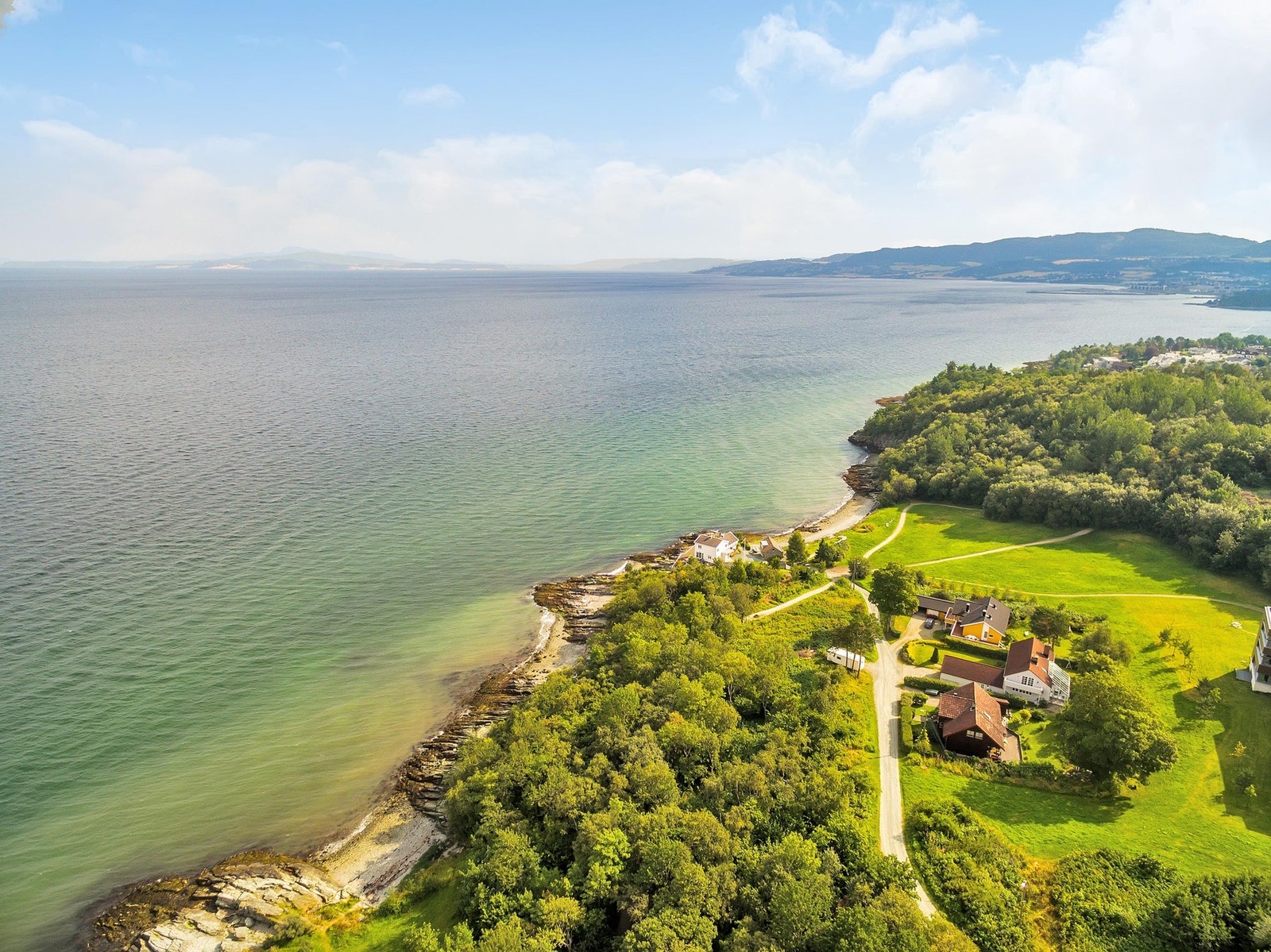 Herlige turforhold med gode bademuligheter i Ladestiens mange bukter. Galleribilde