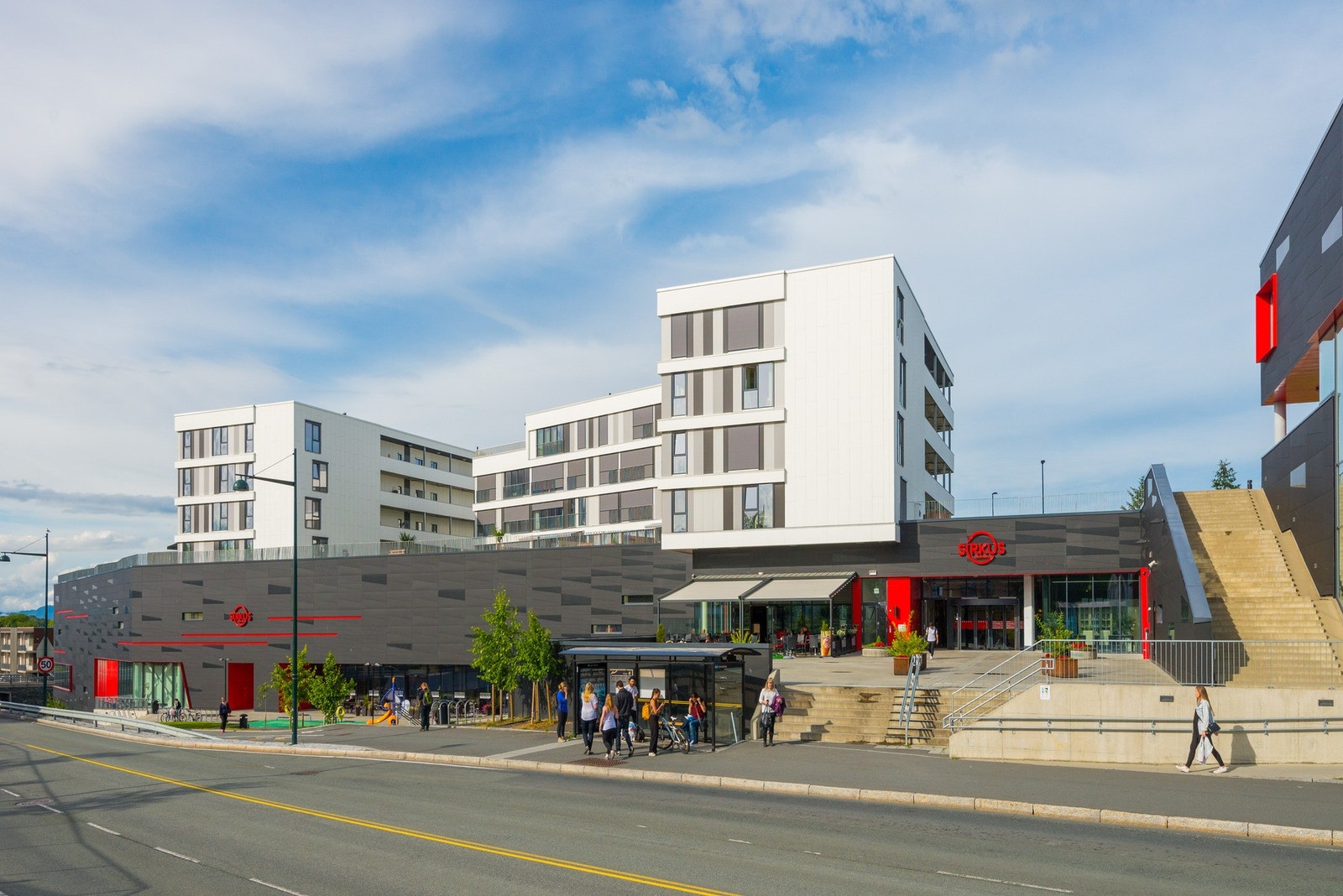 Like i nærheten finner man Sirkus shopping - et av Trøndelags største kjøpesenter med det man måtte trenge av butikker, resturanter, helse - og servicefasiliteter. Galleribilde