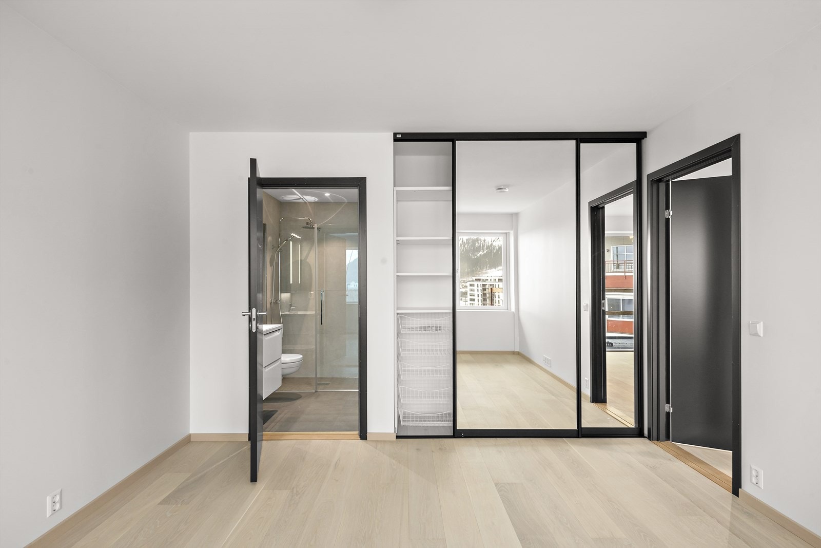 Det andre badet nås via hovedsoverommet - for flere bilder av denne leiligheten, klikk inn på Leilighet 6 i Finn-annonsen. Galleribilde