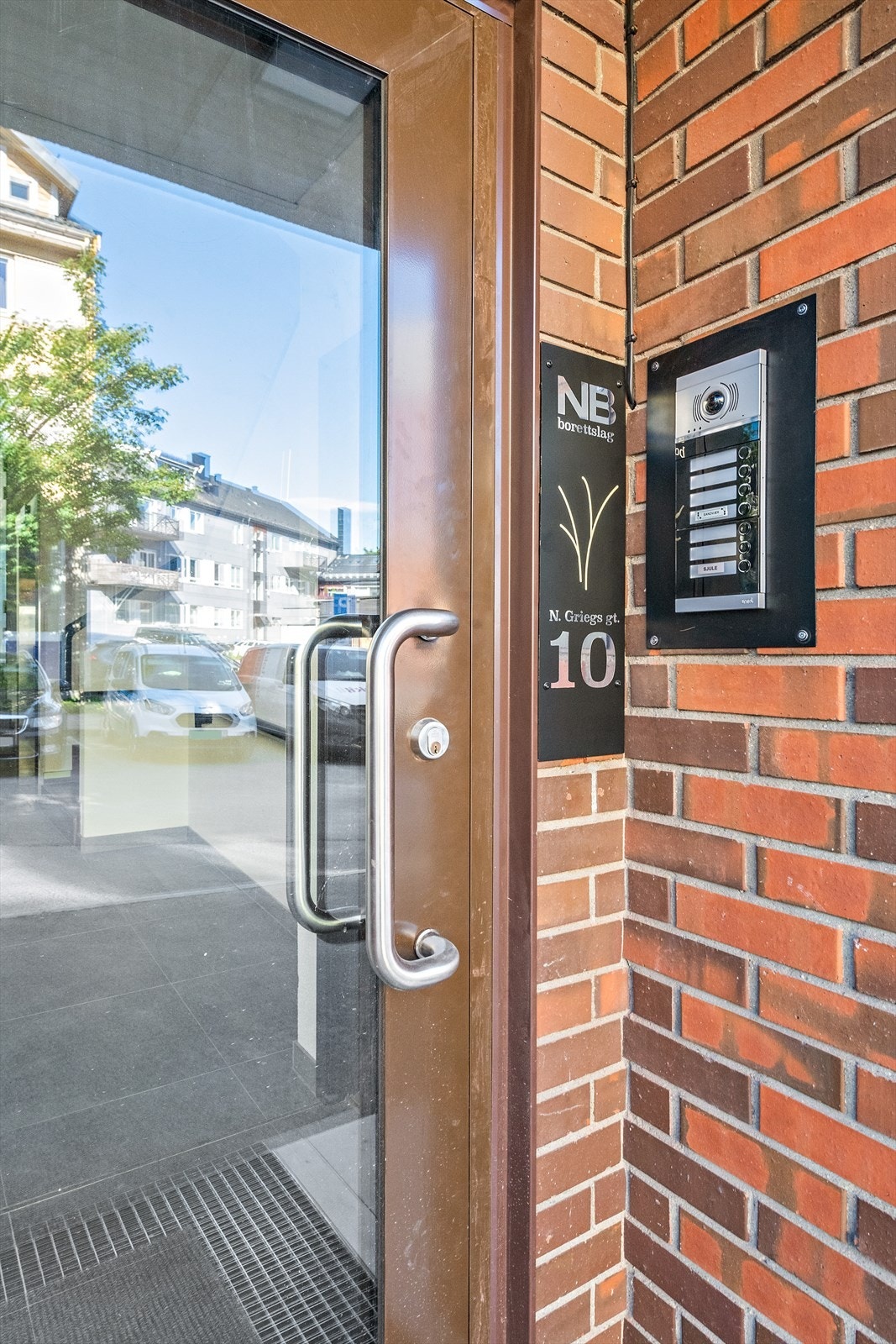 Velkommen inn! Besøkende slipper du enkelt inn fra din leilighet via porttelefon. Galleribilde