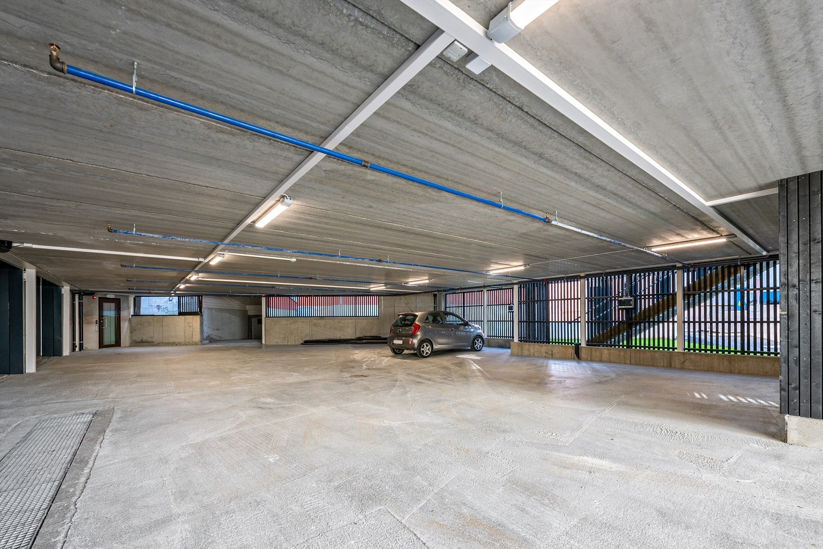 Under taket på fellesterrassen er carport, og via denne er det videre adkomst til garasjeplassene. Galleribilde
