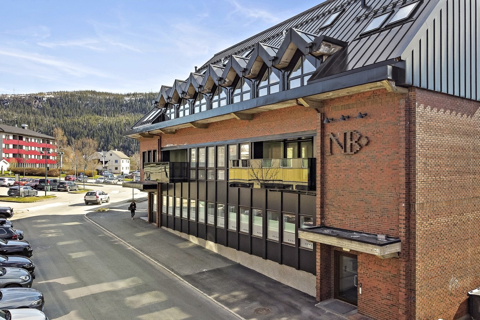 Hovedinngang er fra Nordahl Griegs gate med nøkkelfri adkomst. Det er parkeringskjeller og heis i bygget. Galleribilde