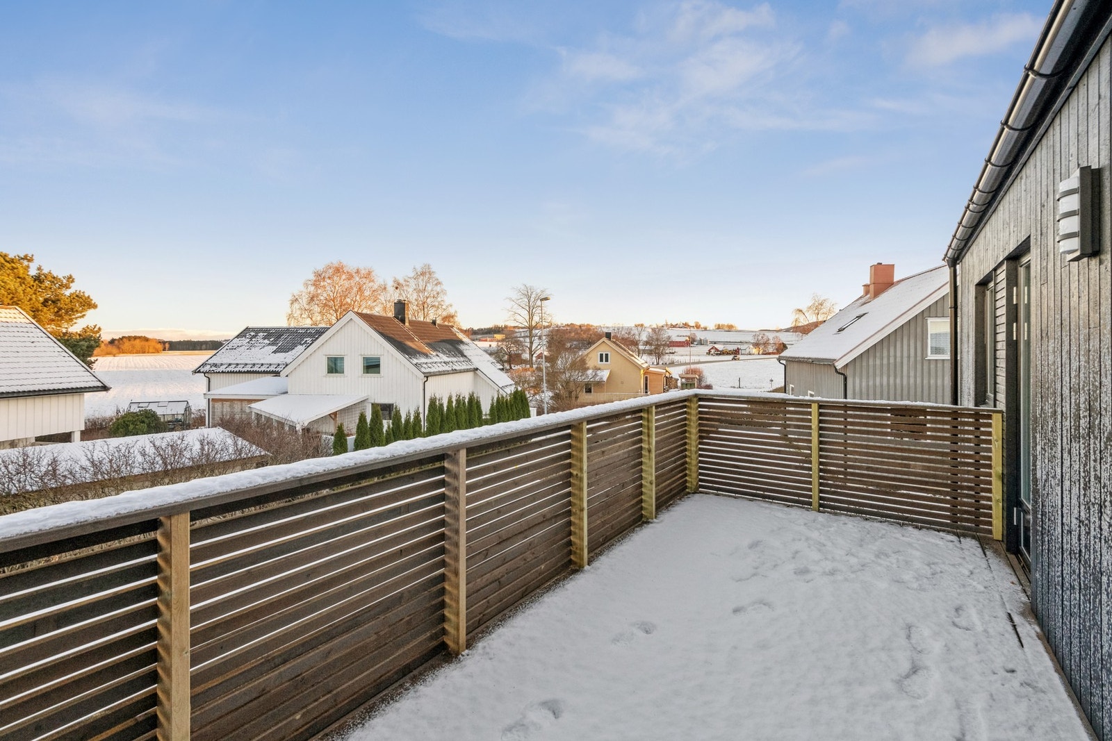 På terrassen utenfor kjøkkenet/spisestua kan du nyte en tidlig morgenkaffe på solrike sommerdager. Galleribilde