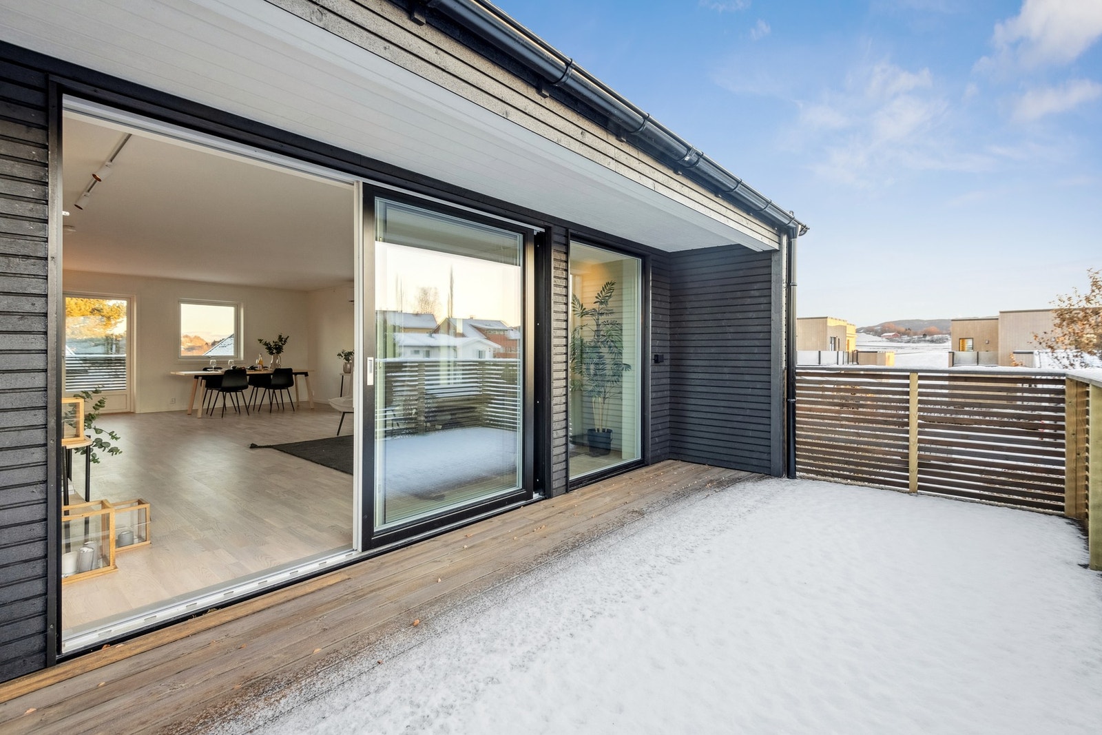 Stor heveskyvedør ut til den sørvestvendte terrassen. Galleribilde